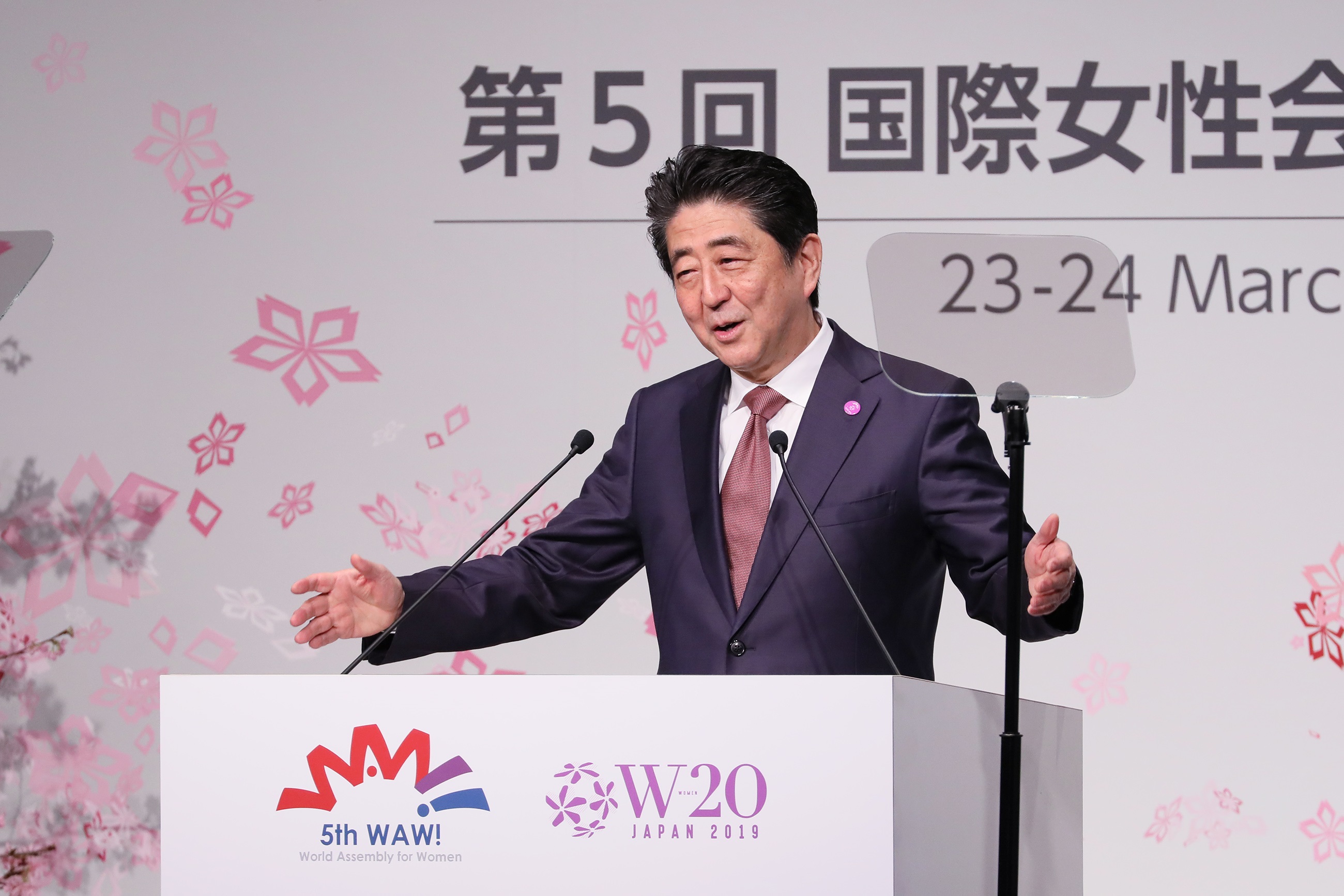 挨拶する安倍総理２