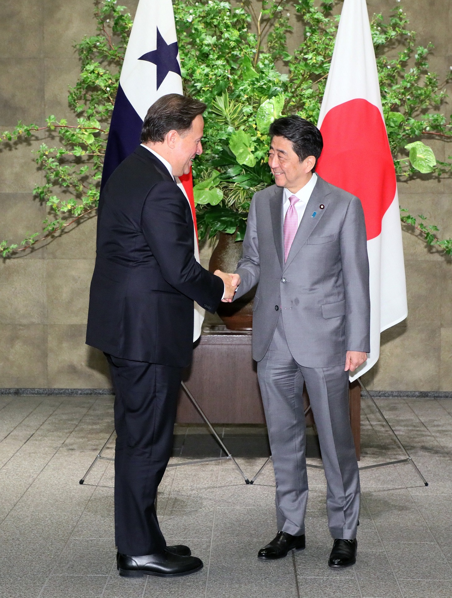 バレーラ・パナマ大統領を迎える安倍総理