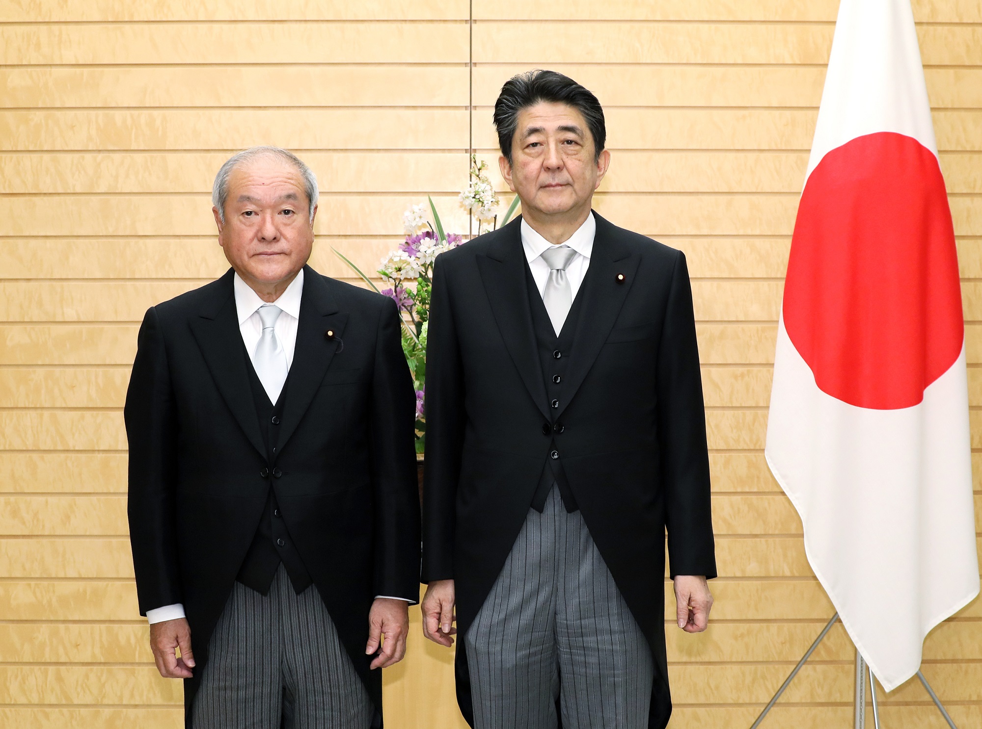 発令された鈴木大臣と写真撮影に臨む安倍総理１