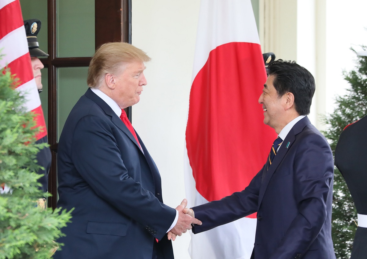 トランプ・アメリカ大統領の出迎えを受ける安倍総理１