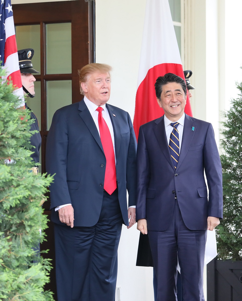 トランプ・アメリカ大統領の出迎えを受ける安倍総理２