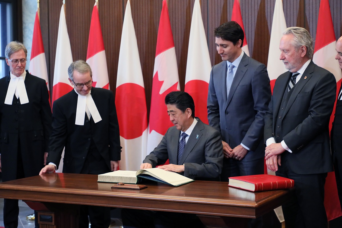 首脳会談前に記帳する安倍総理１