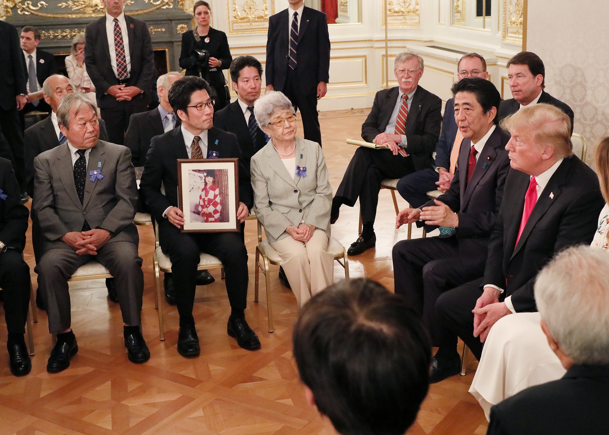 拉致被害者御家族と面会する両首脳３