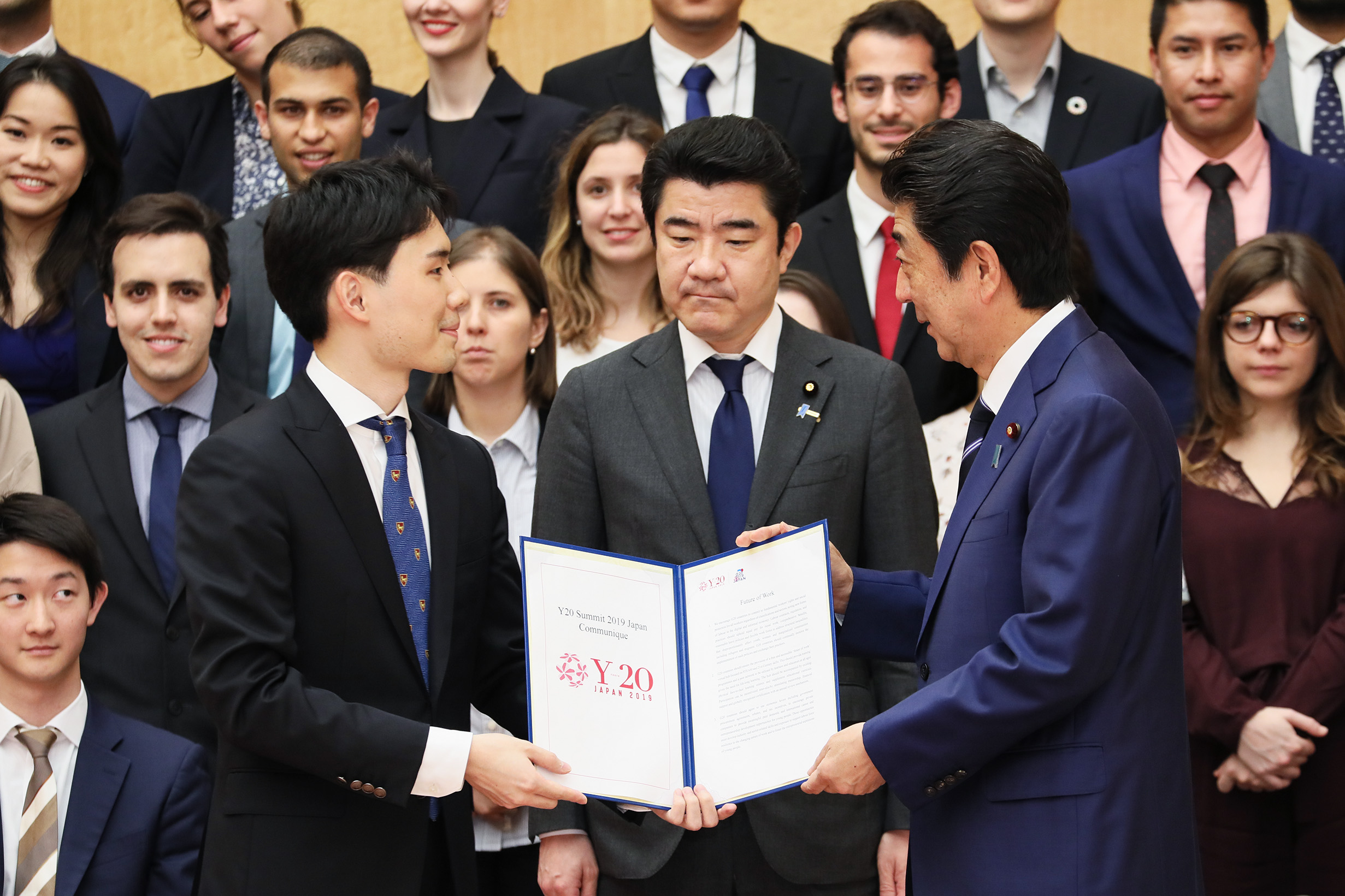 Ｙ２０政策提言書を受け取る安倍総理１