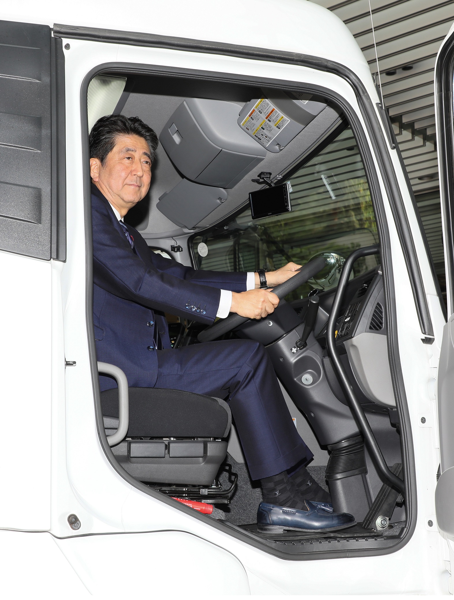 トラックに乗車する安倍総理１