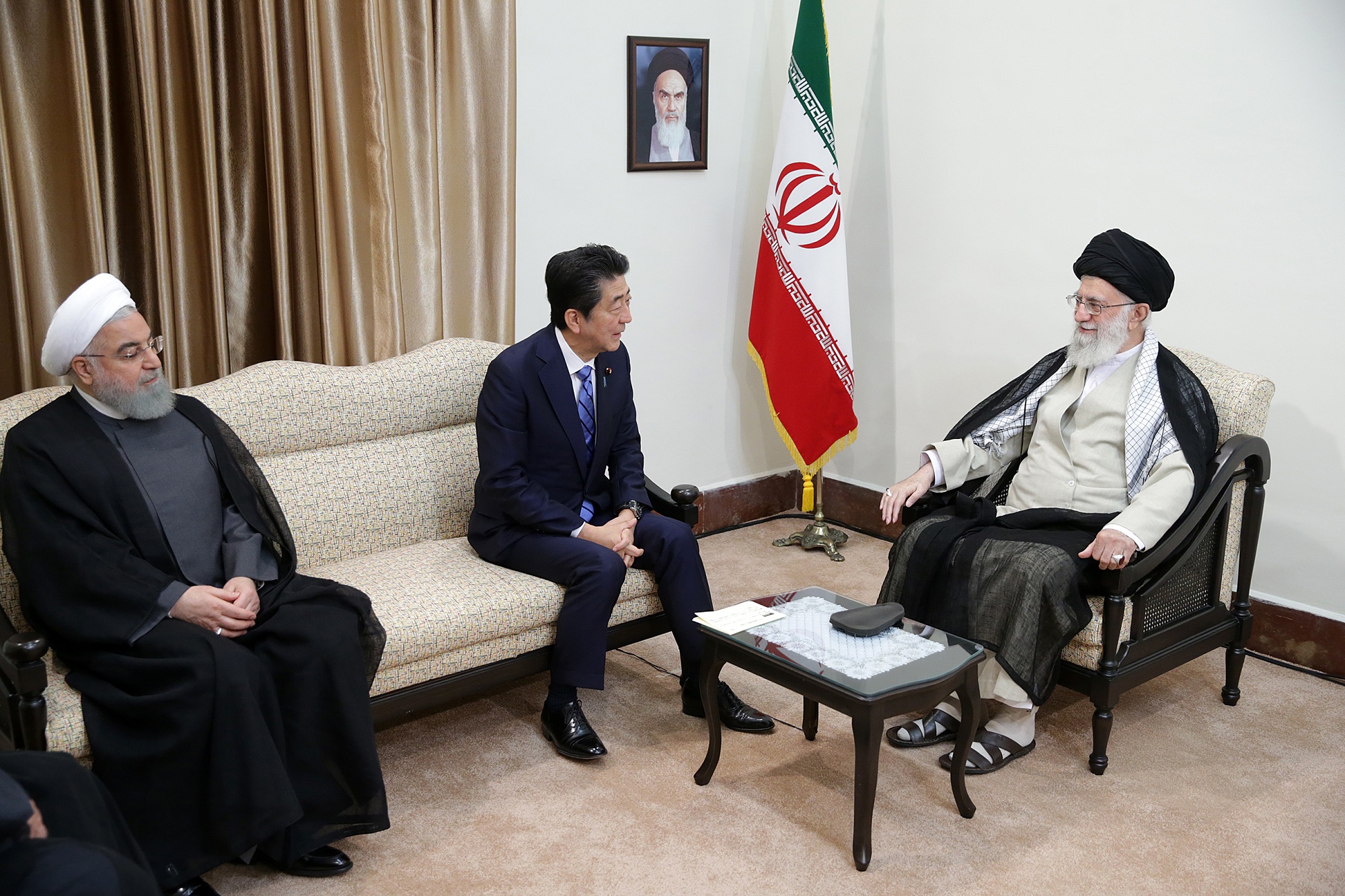 会談する安倍総理１（イラン最高指導者事務所提供）