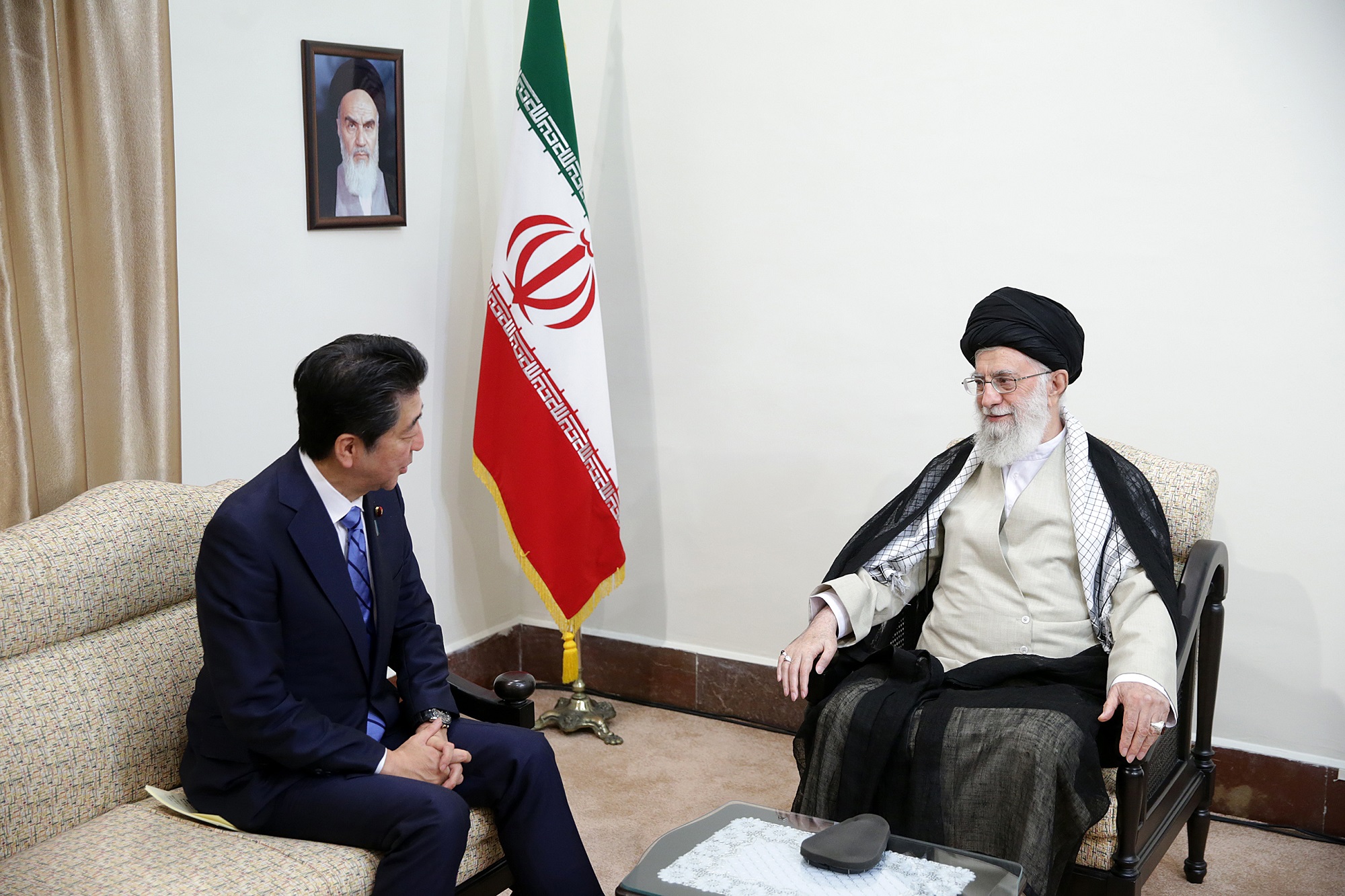 会談する安倍総理２（イラン最高指導者事務所提供）