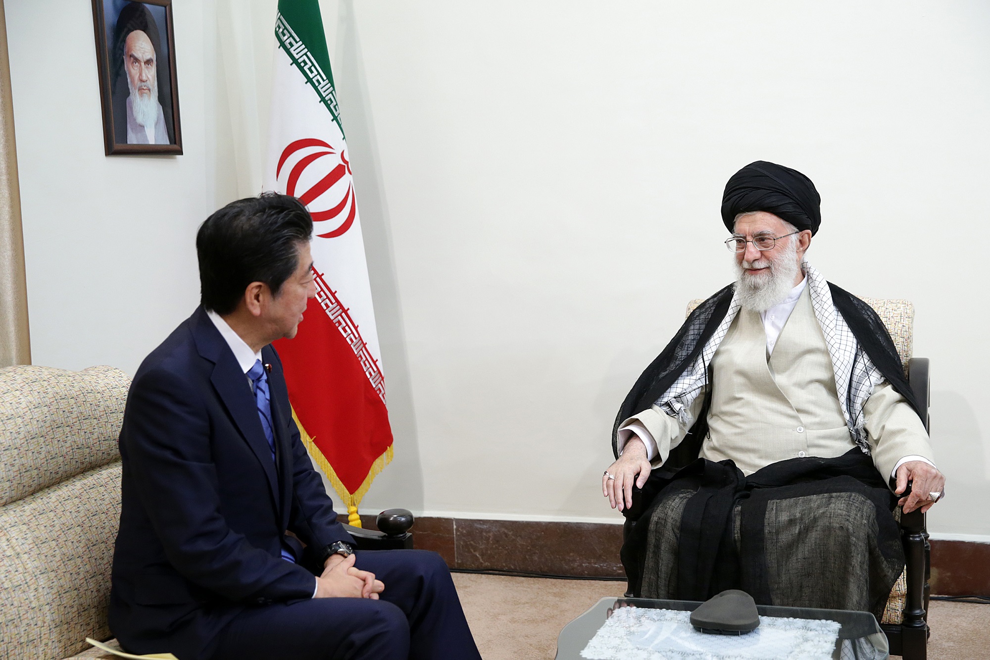 会談する安倍総理３（イラン最高指導者事務所提供）