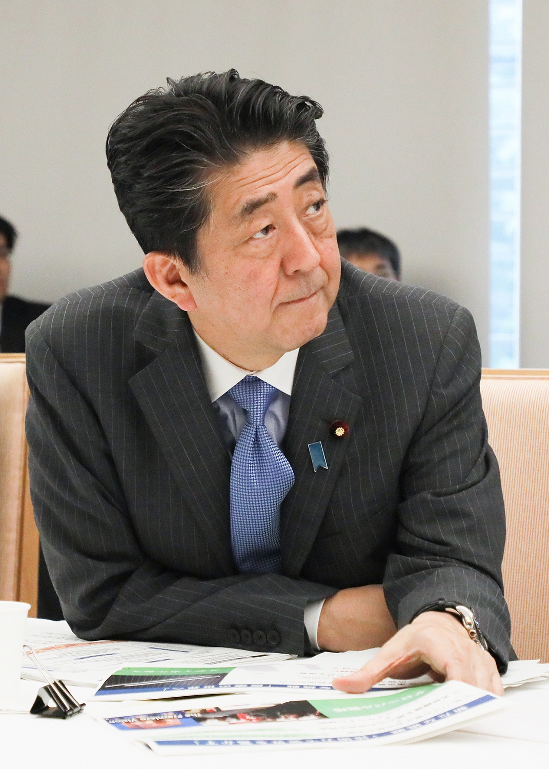 発表を聞く安倍総理２