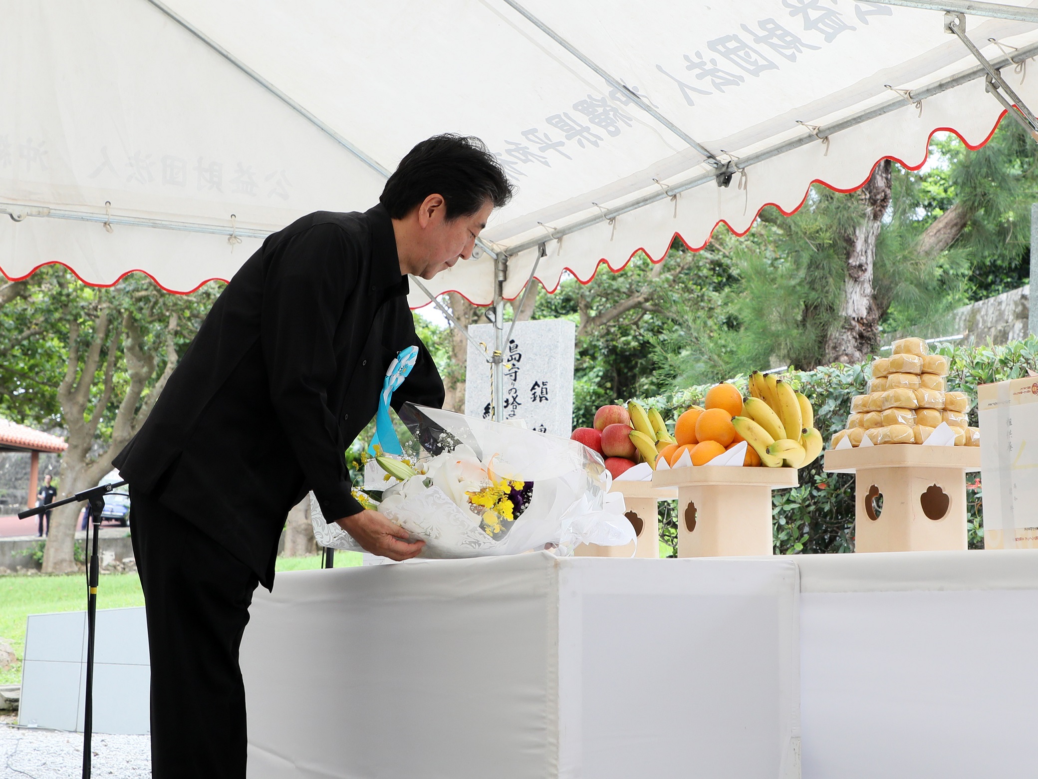 島守の塔に献花する安倍総理