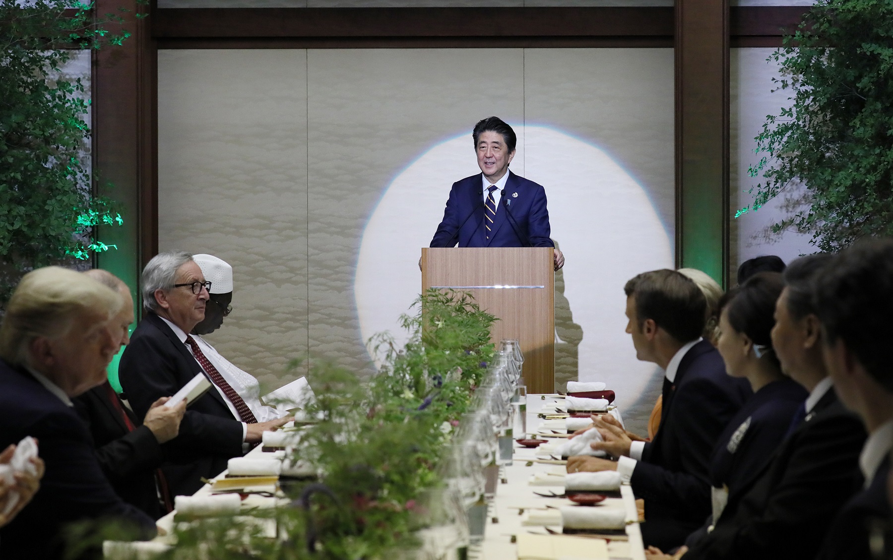 夕食会で挨拶する安倍総理