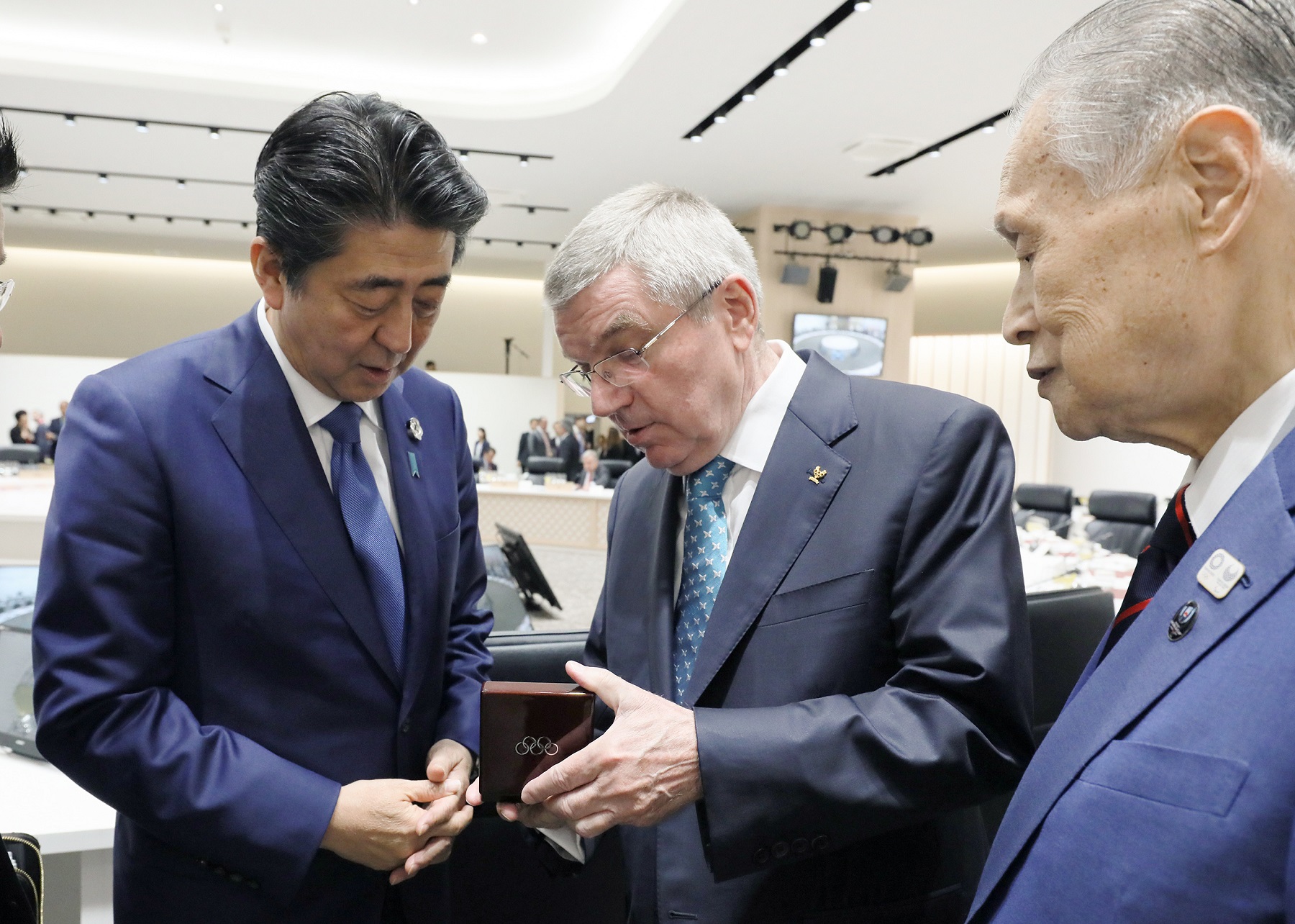 バッハ国際オリンピック委員会（ＩＯＣ）会長及び森東京オリンピック・パラリンピック競技大会組織委員会会長と挨拶する安倍総理