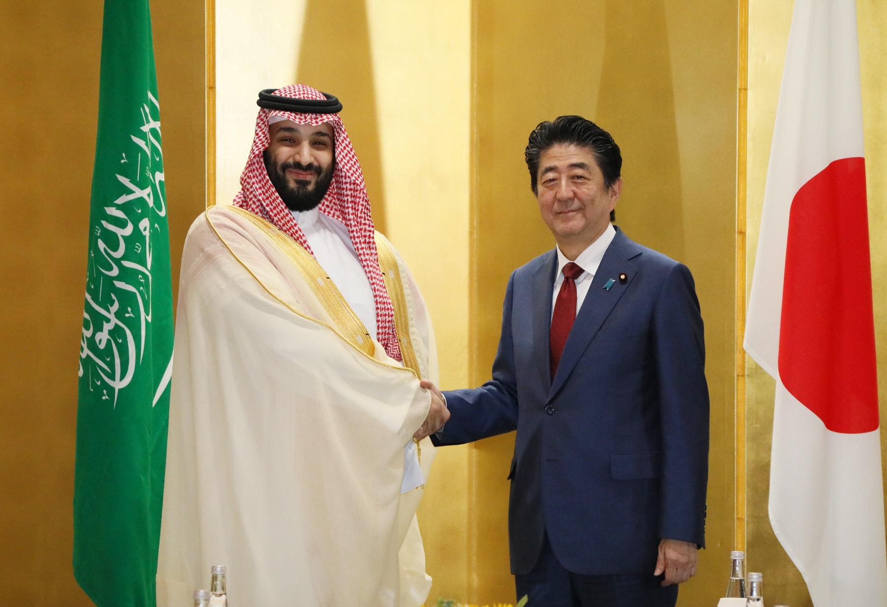ムハンマド・サウジアラビア皇太子と握手を交わす安倍総理