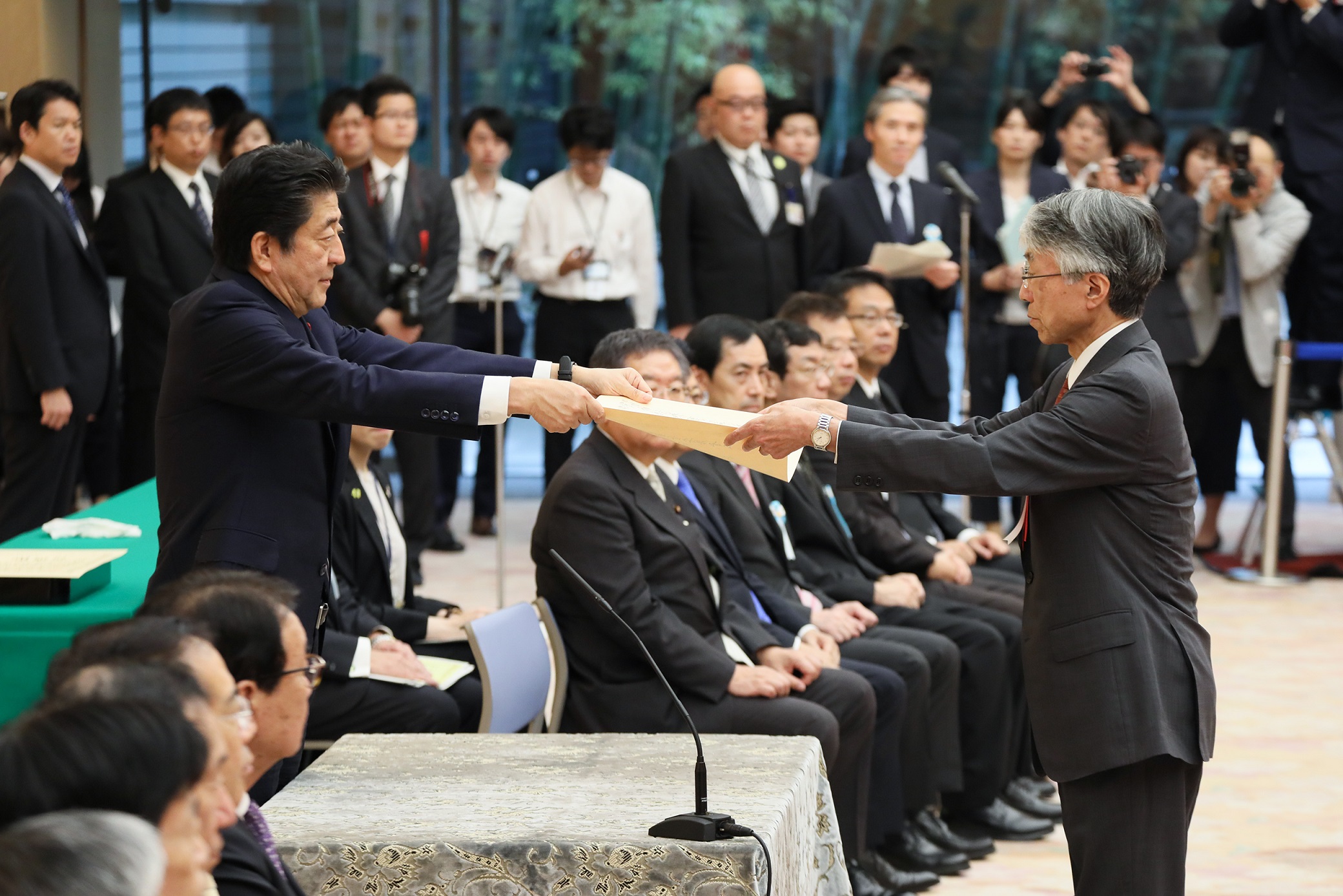 表彰状を授与する安倍総理３