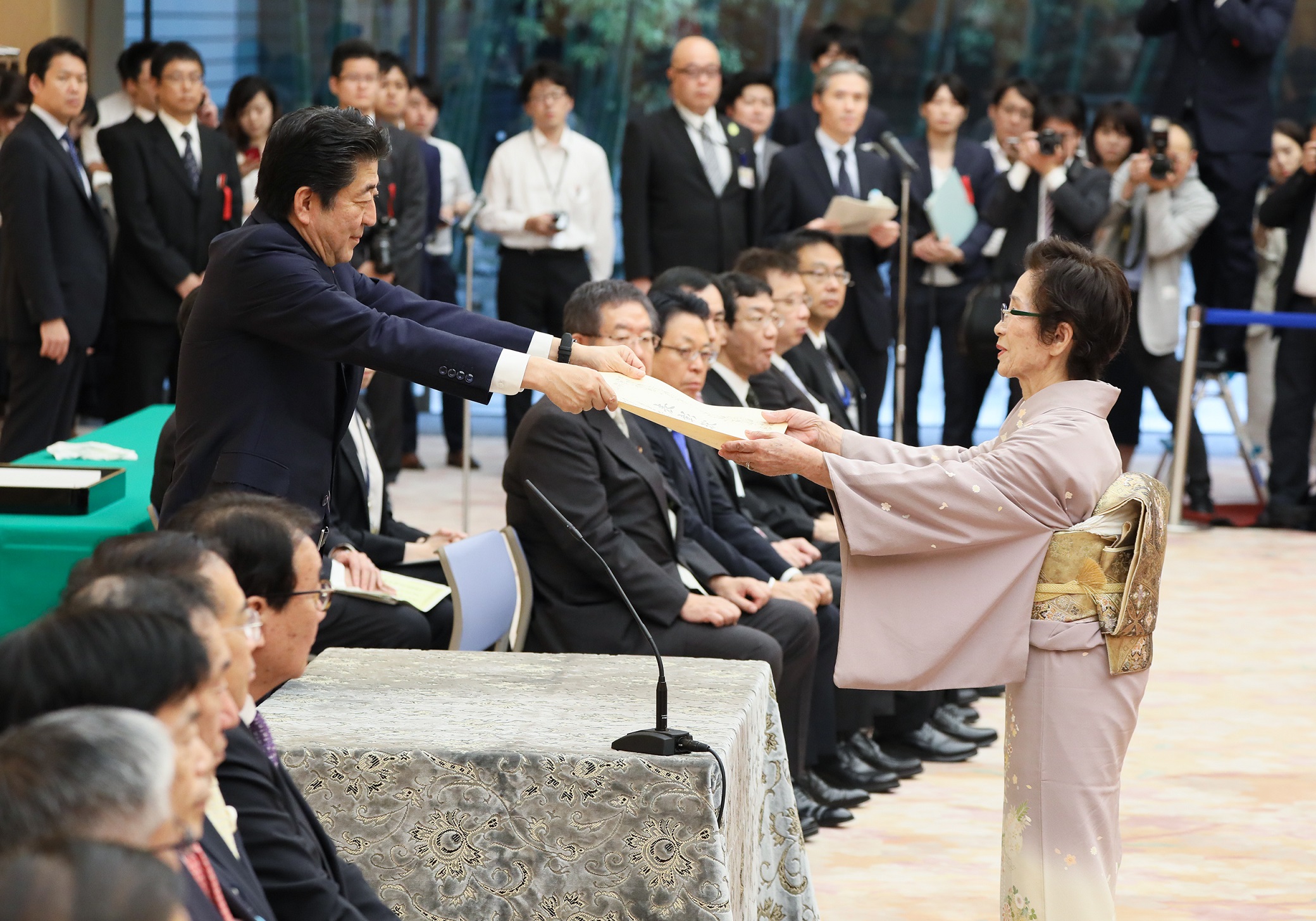 表彰状を授与する安倍総理４