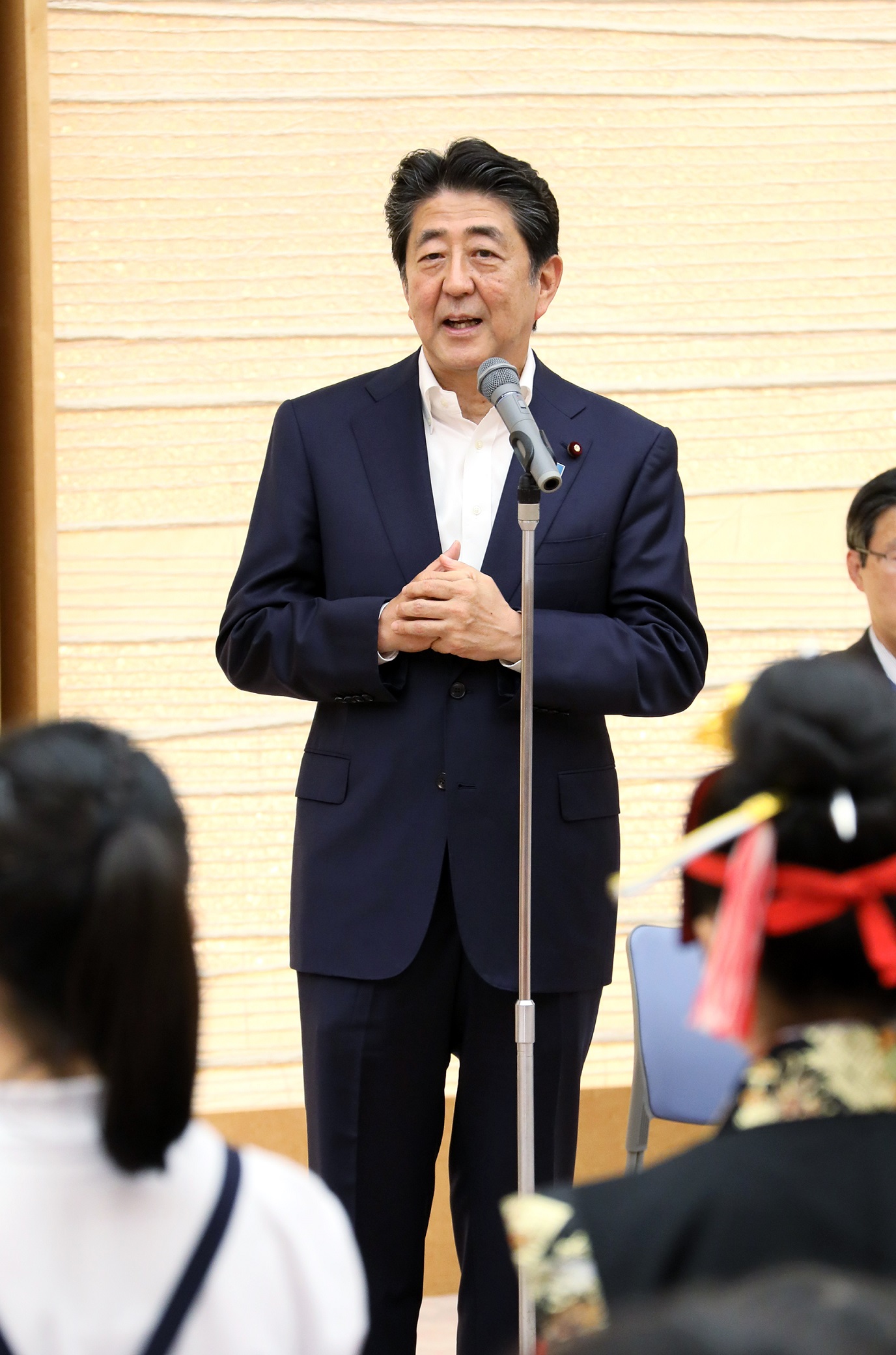 挨拶する安倍総理２