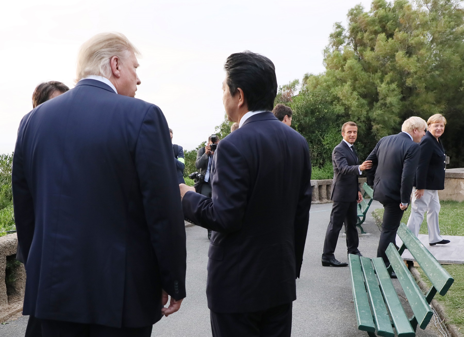 夕食会に臨む安倍総理１