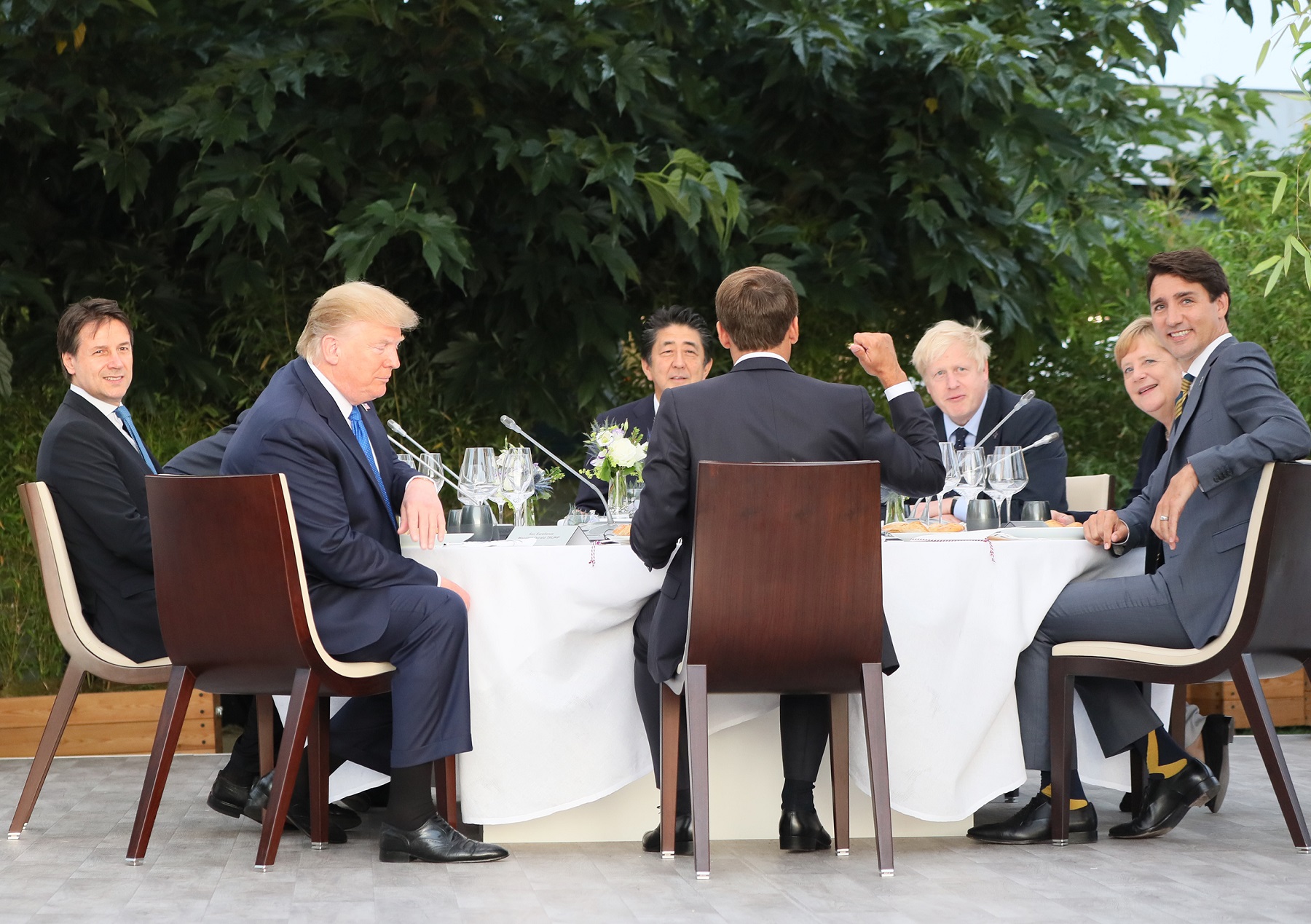 夕食会に臨む安倍総理２