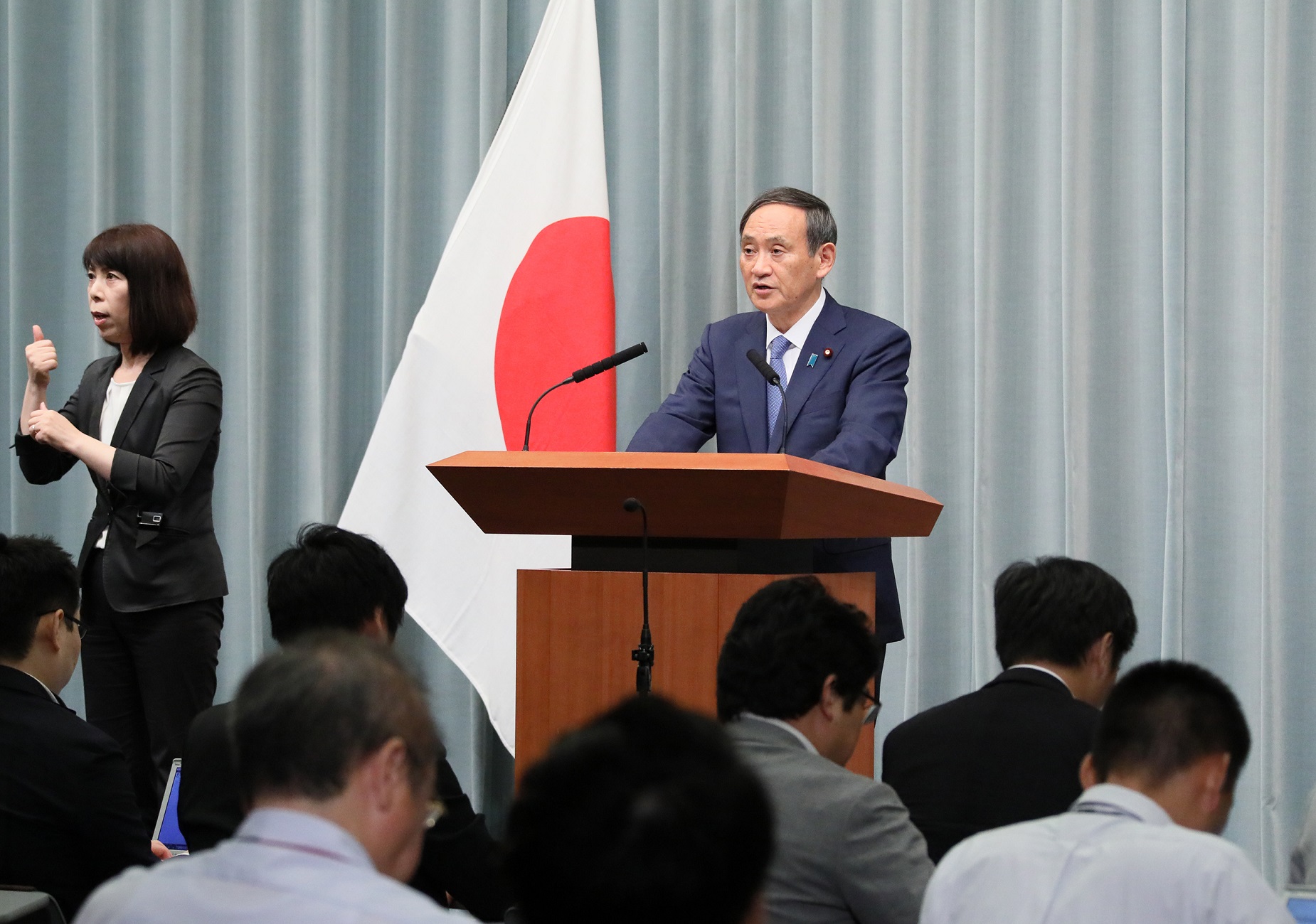 閣僚名簿を発表する菅内閣官房長官