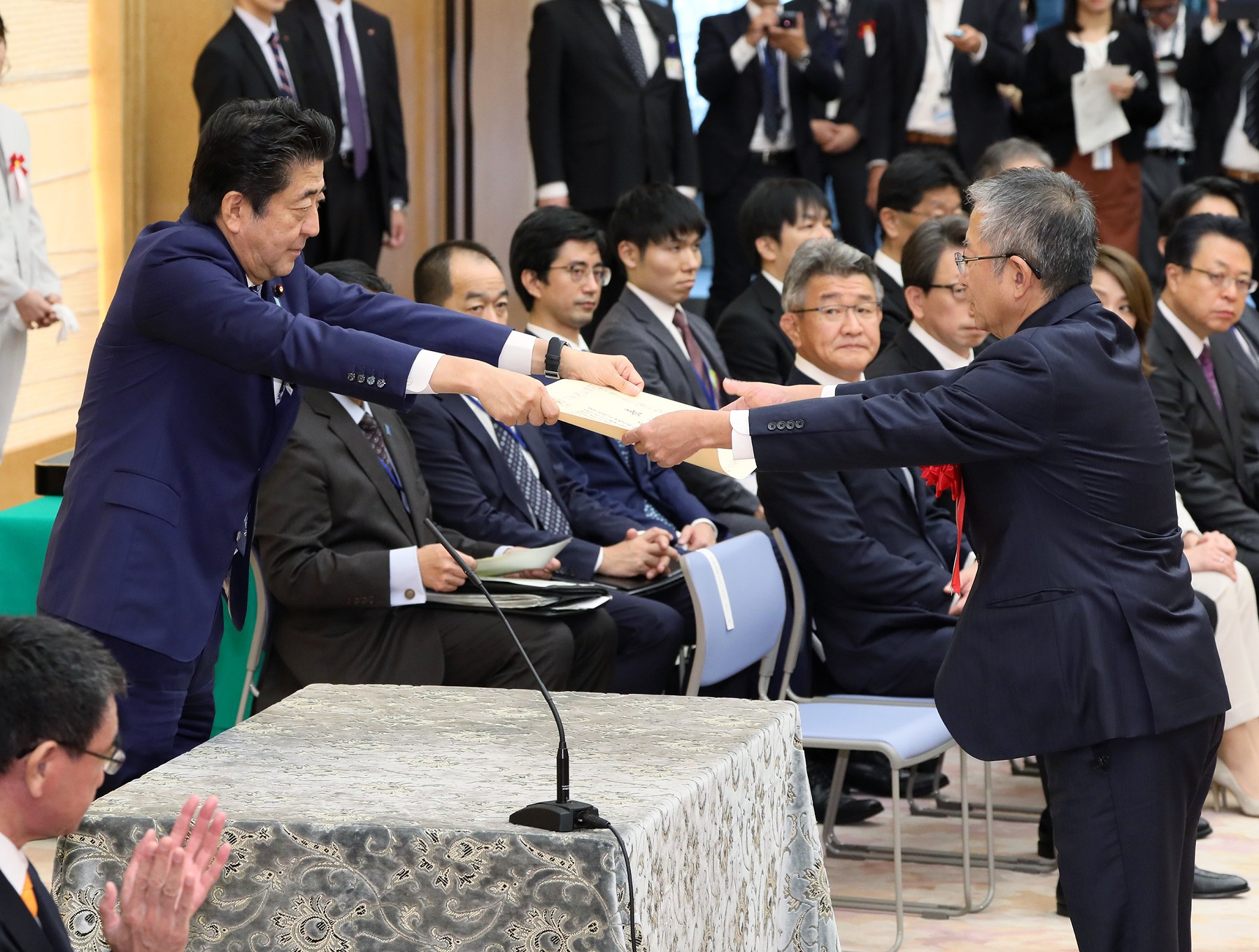 表彰状を授与する安倍総理１