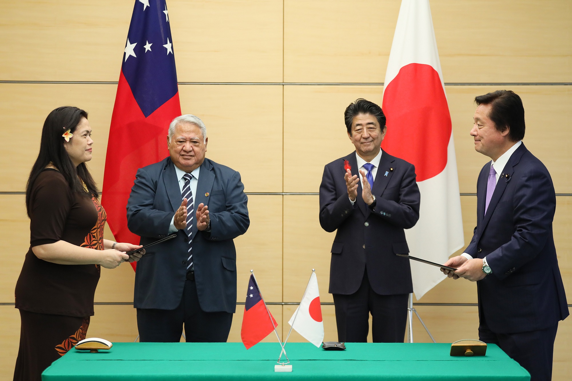 署名式に立ち会う両首脳２