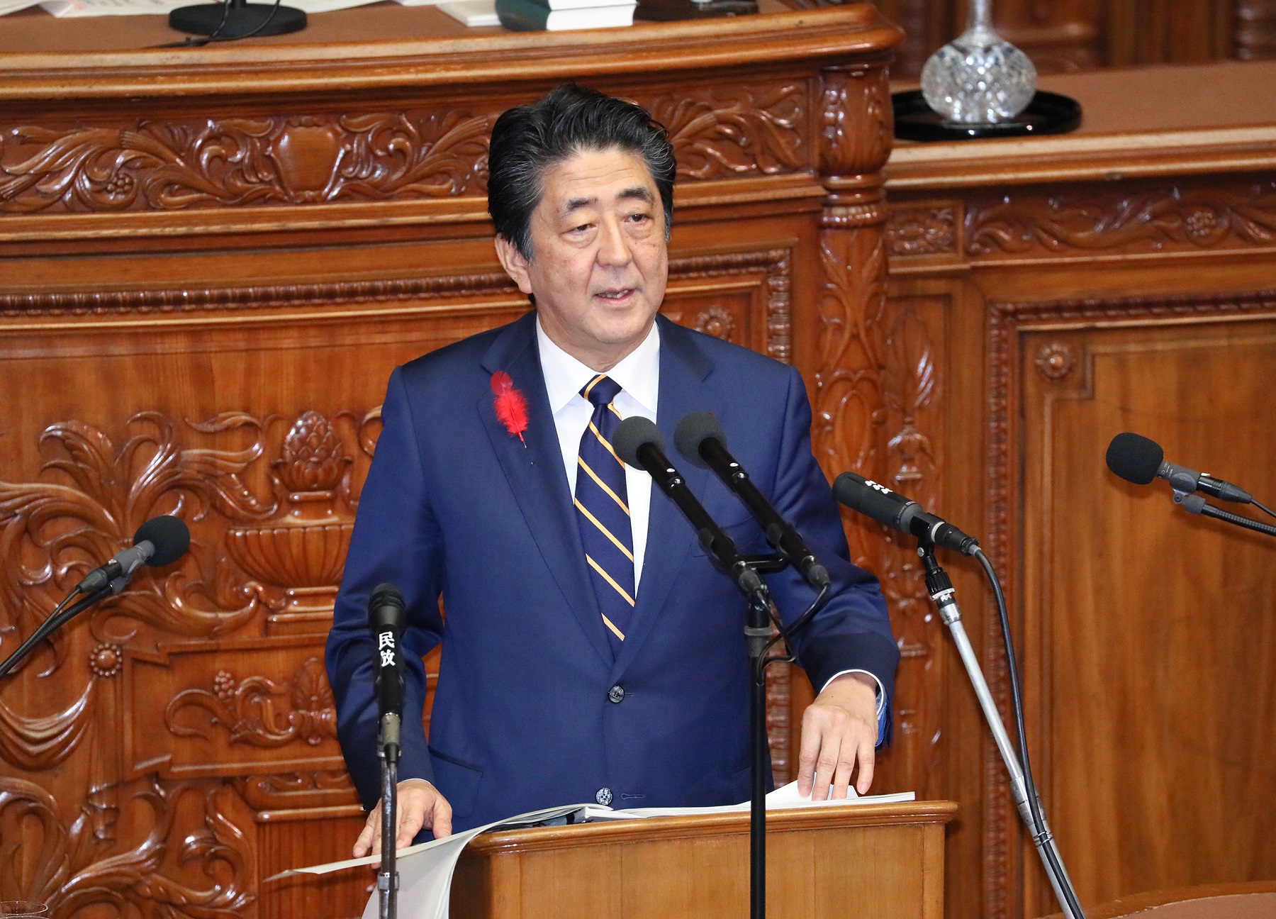衆議院本会議で所信表明演説を行う安倍総理2