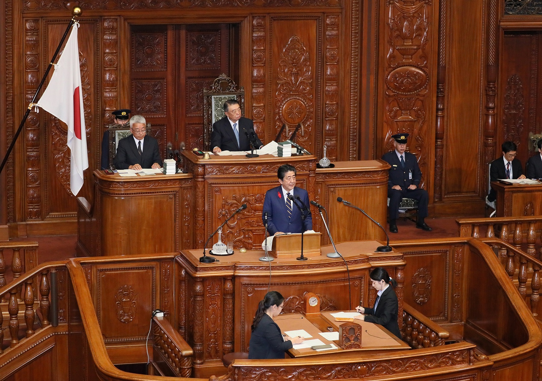 衆議院本会議で所信表明演説を行う安倍総理4