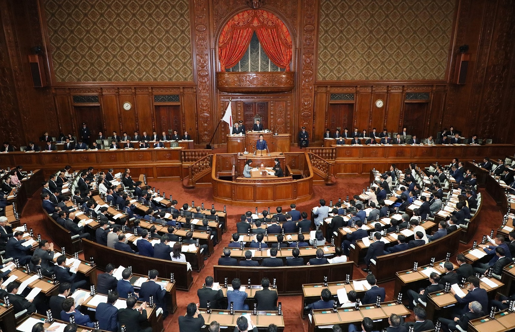 衆議院本会議で所信表明演説を行う安倍総理７