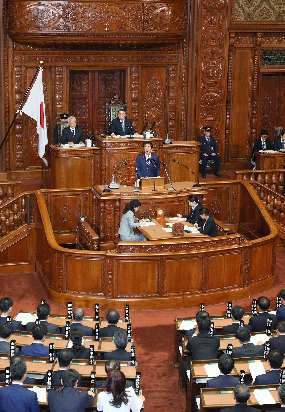 衆議院本会議で所信表明演説を行う安倍総理8
