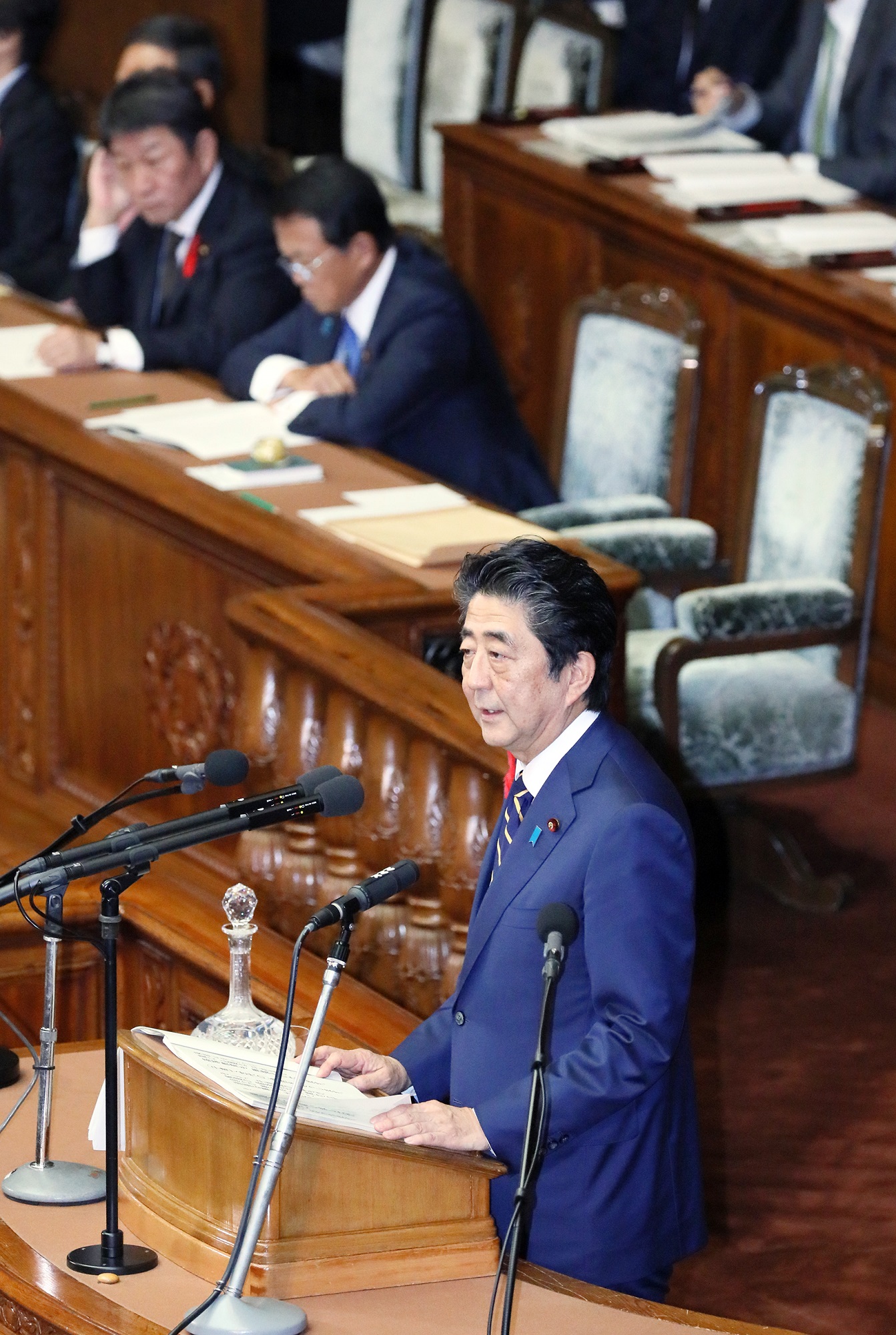 衆議院本会議で所信表明演説を行う安倍総理９