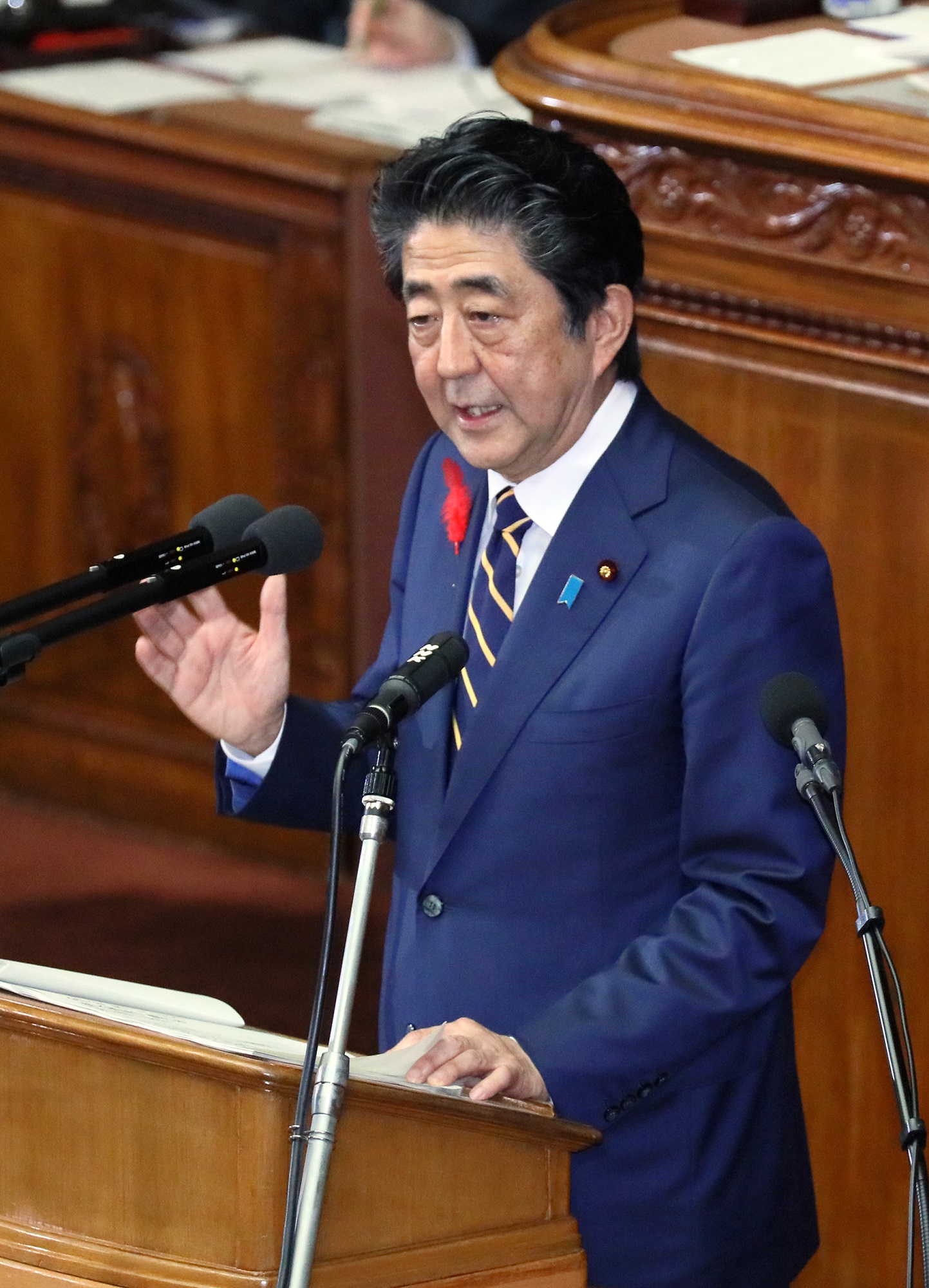 衆議院本会議で所信表明演説を行う安倍総理１２