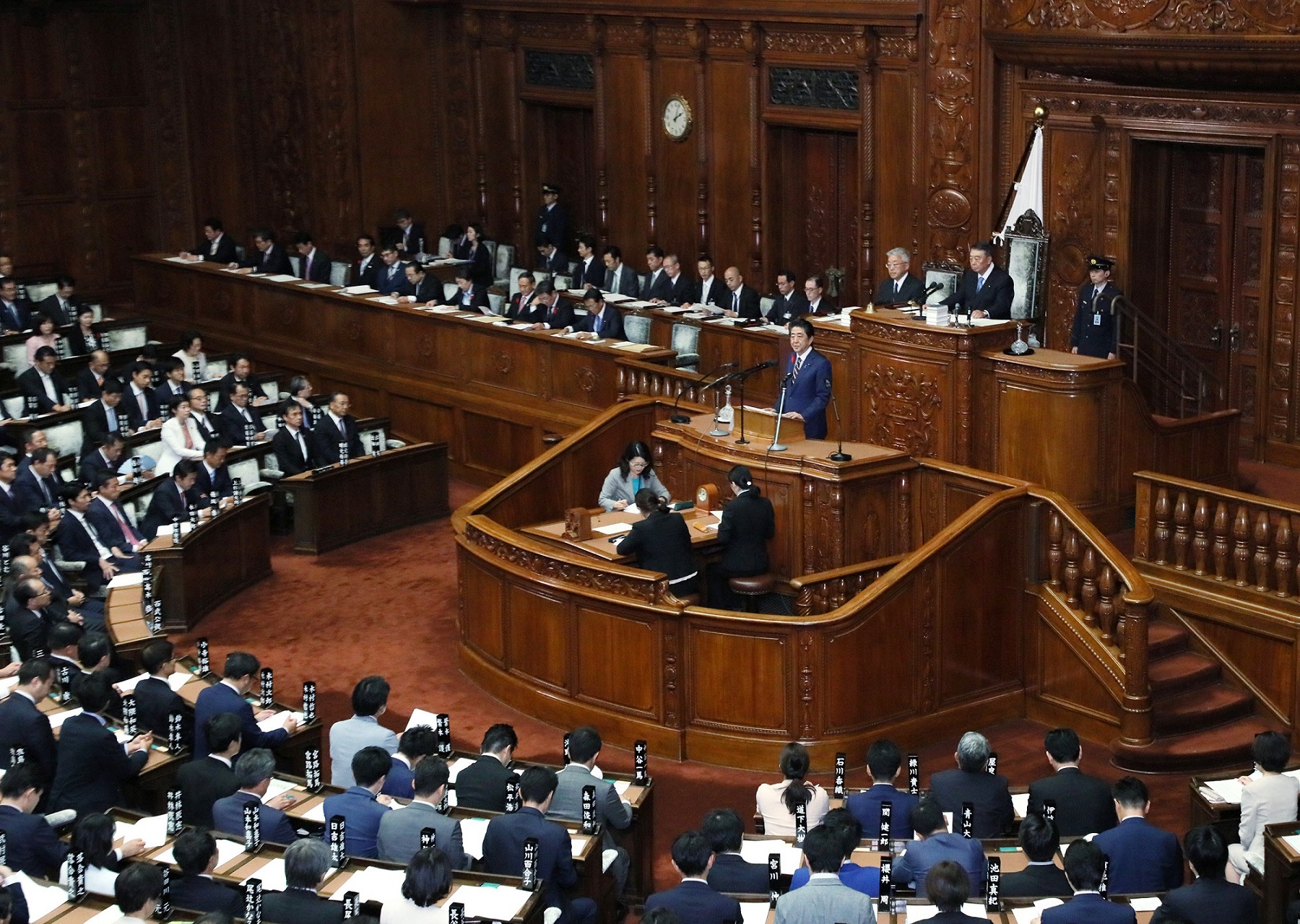 衆議院本会議で所信表明演説を行う安倍総理１５