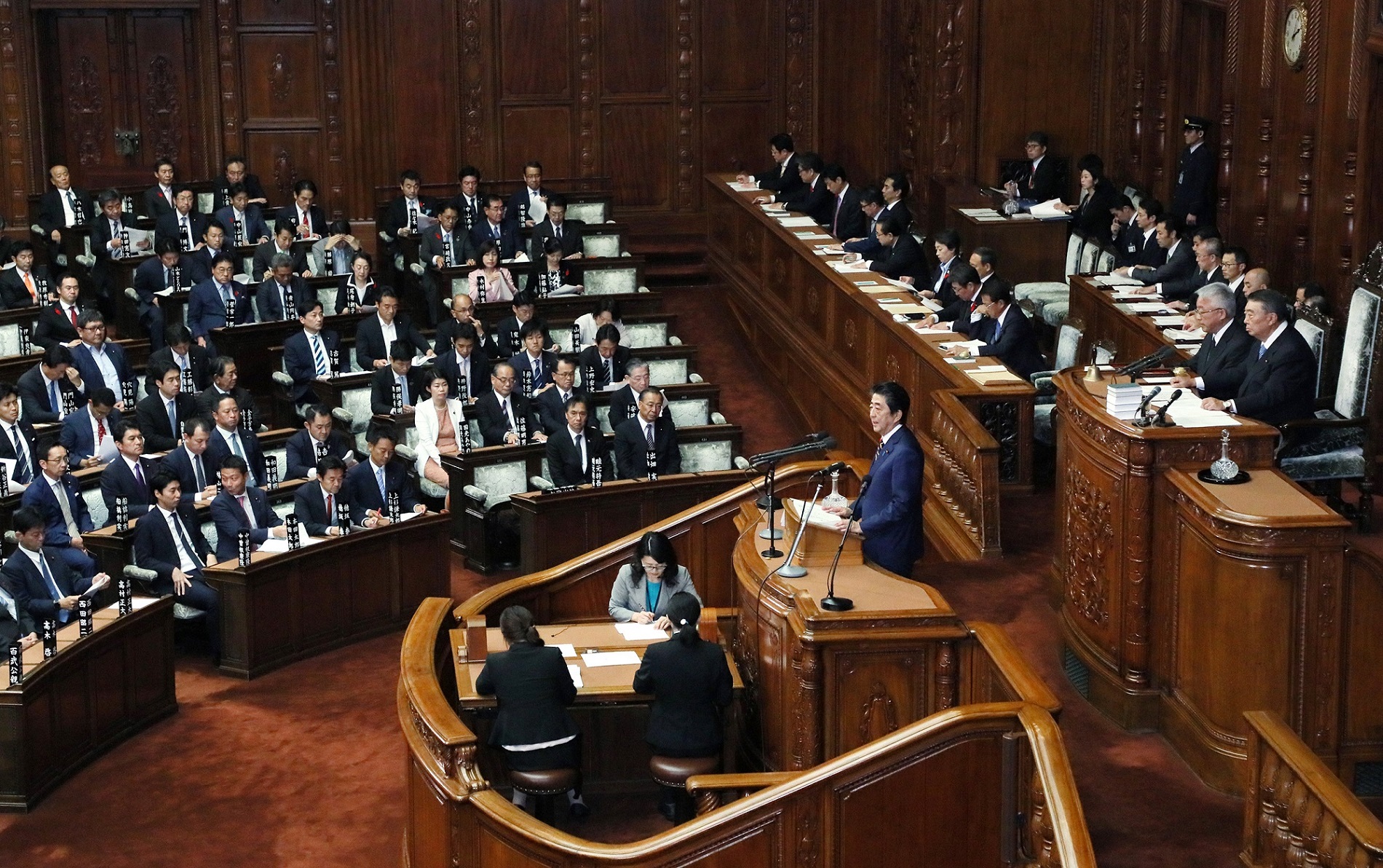 衆議院本会議で所信表明演説を行う安倍総理16
