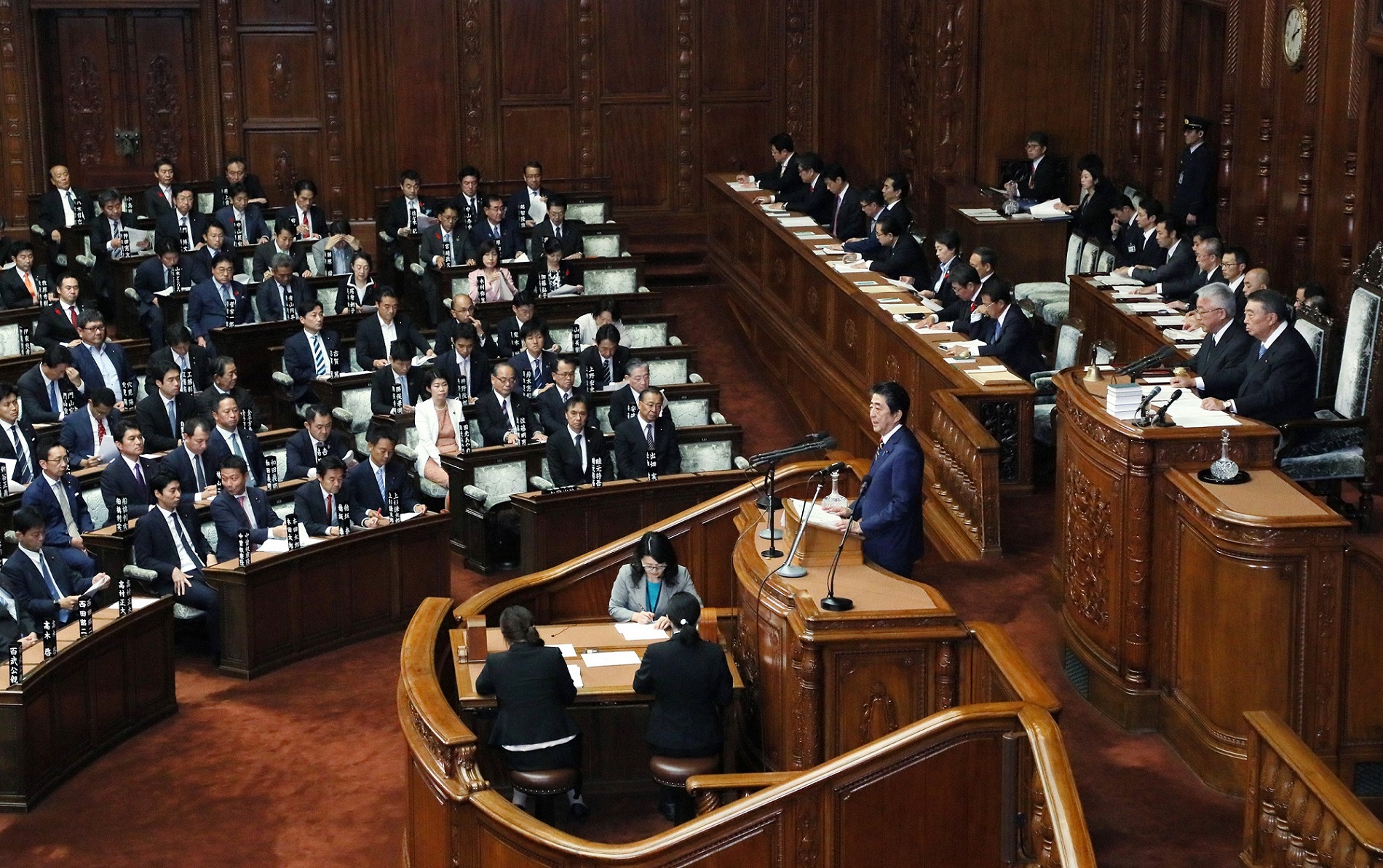 衆議院本会議で所信表明演説を行う安倍総理１６