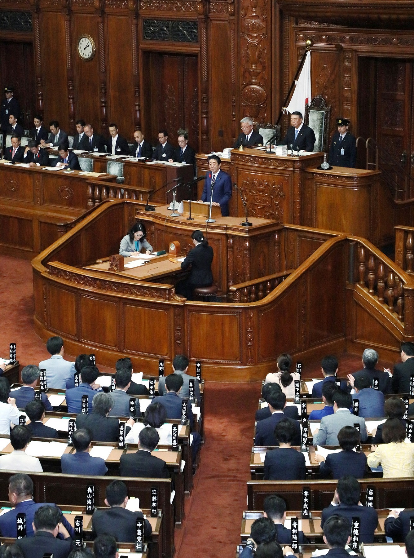 衆議院本会議で所信表明演説を行う安倍総理17
