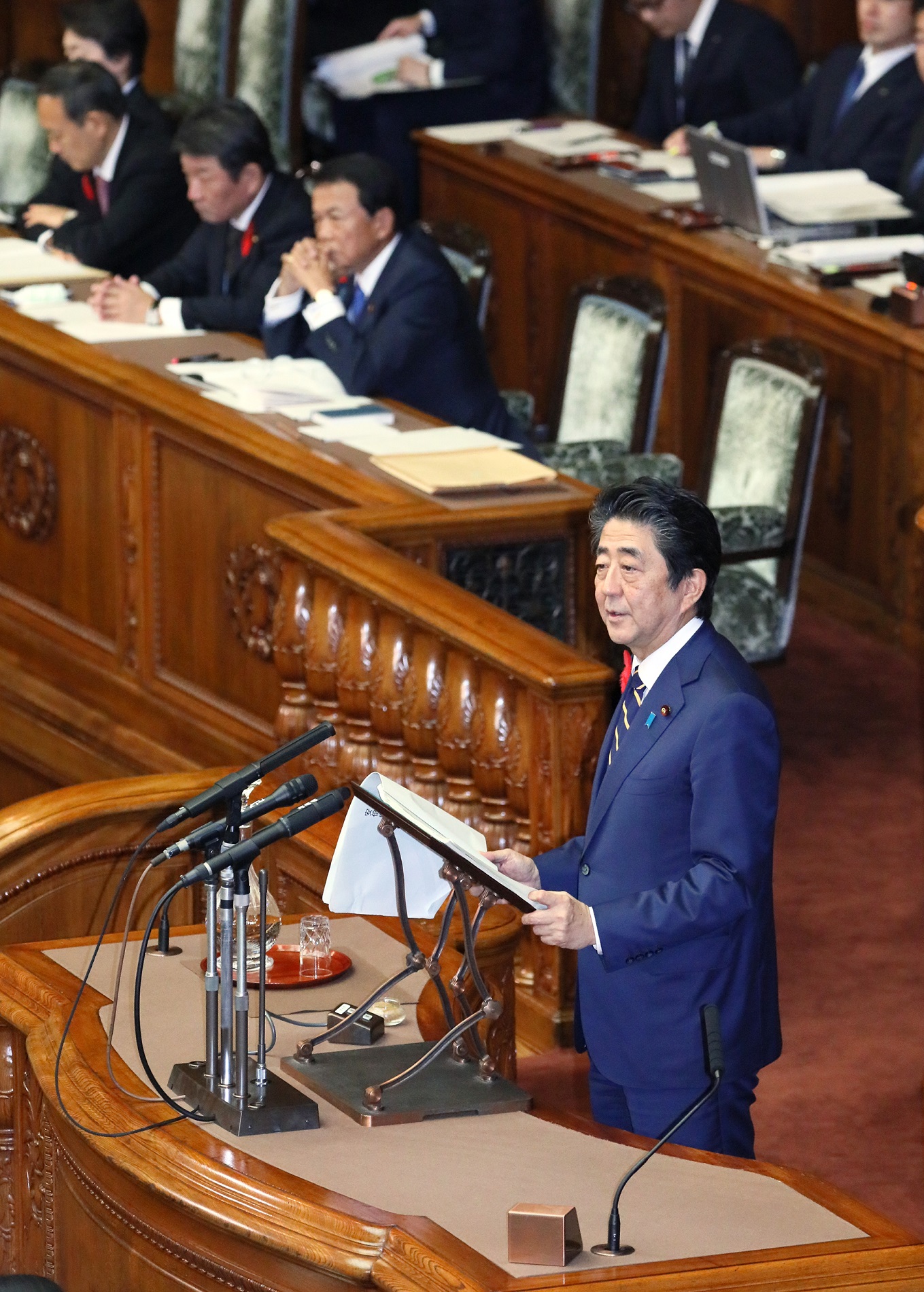 参議院本会議で所信表明演説を行う安倍総理１