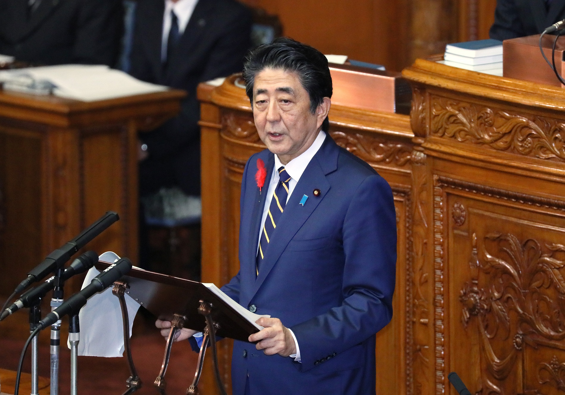 参議院本会議で所信表明演説を行う安倍総理2