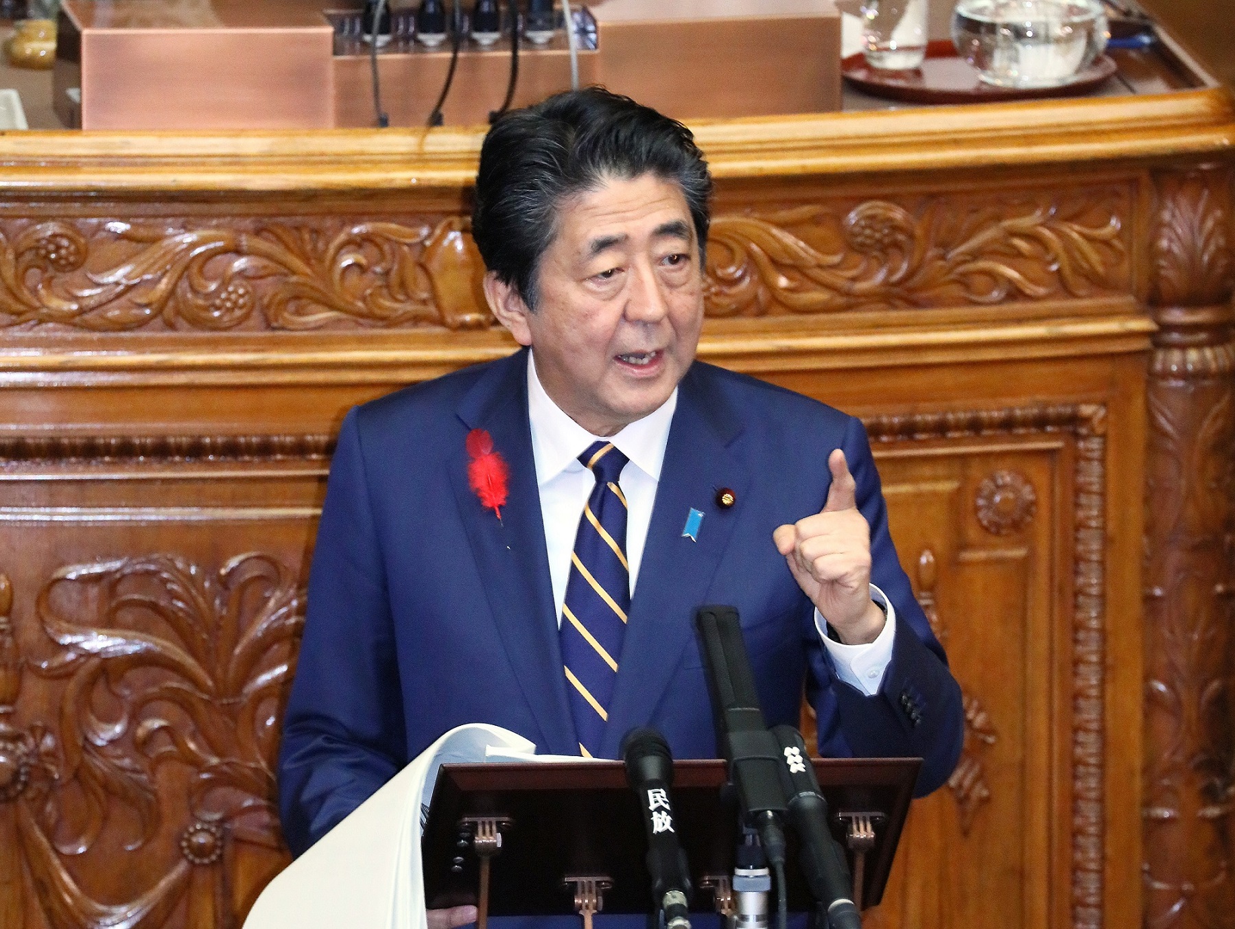参議院本会議で所信表明演説を行う安倍総理4