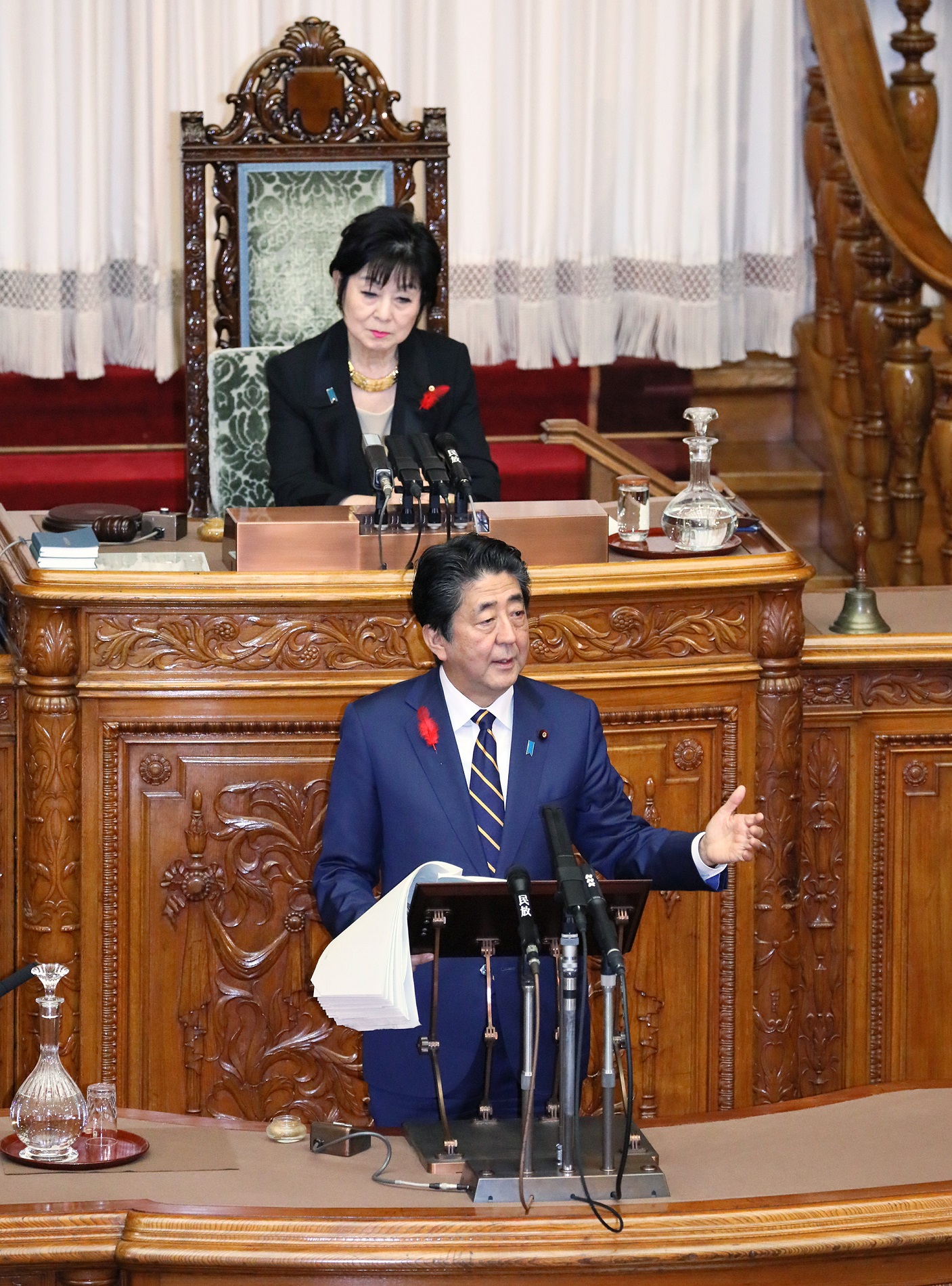 参議院本会議で所信表明演説を行う安倍総理５