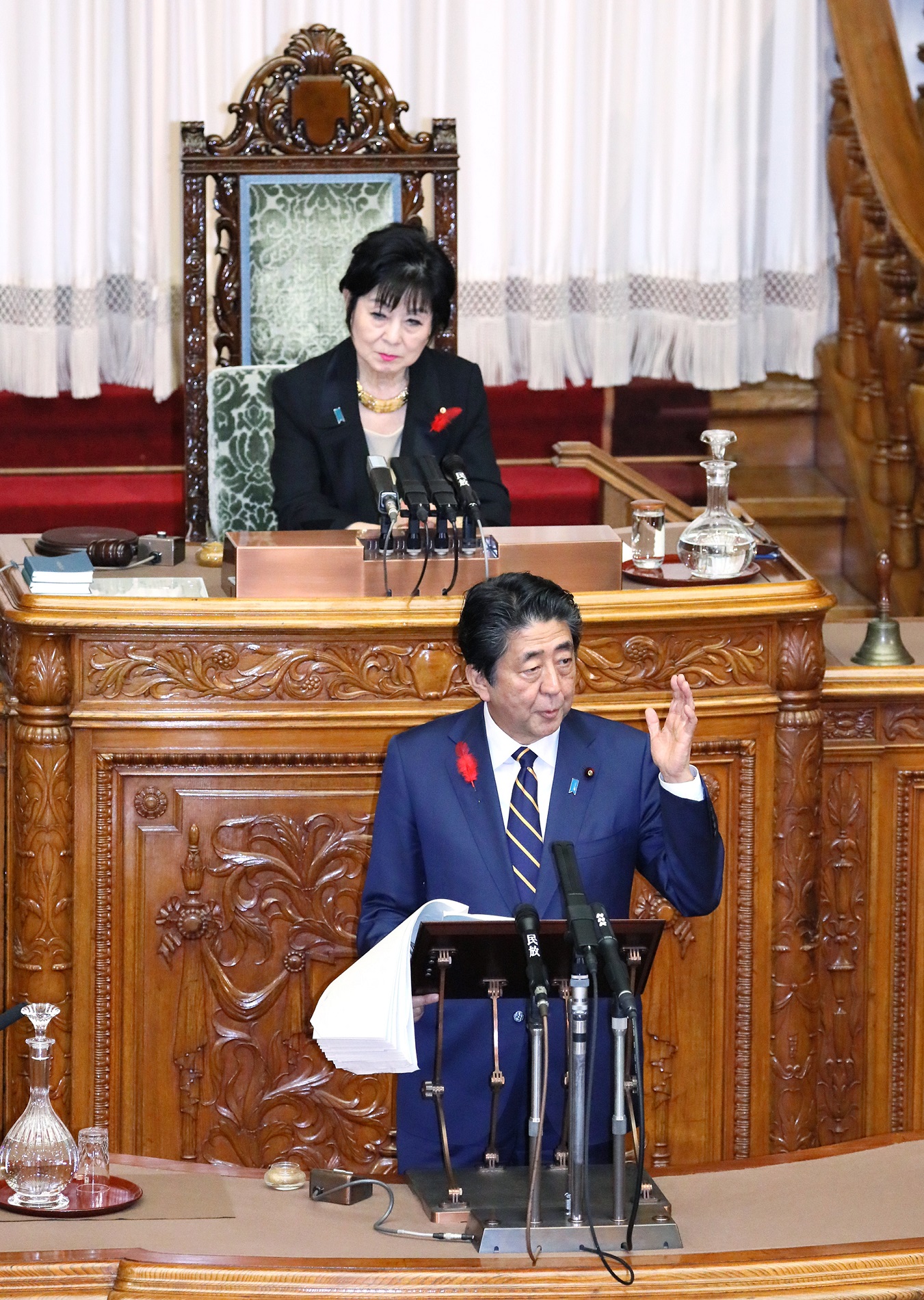 参議院本会議で所信表明演説を行う安倍総理６