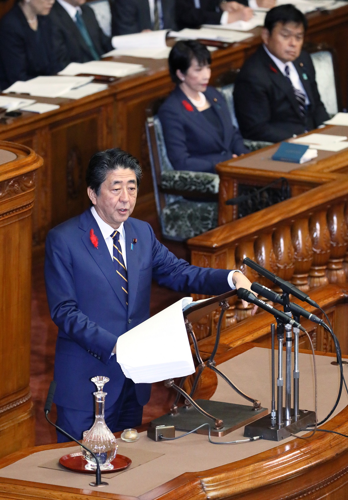 参議院本会議で所信表明演説を行う安倍総理７