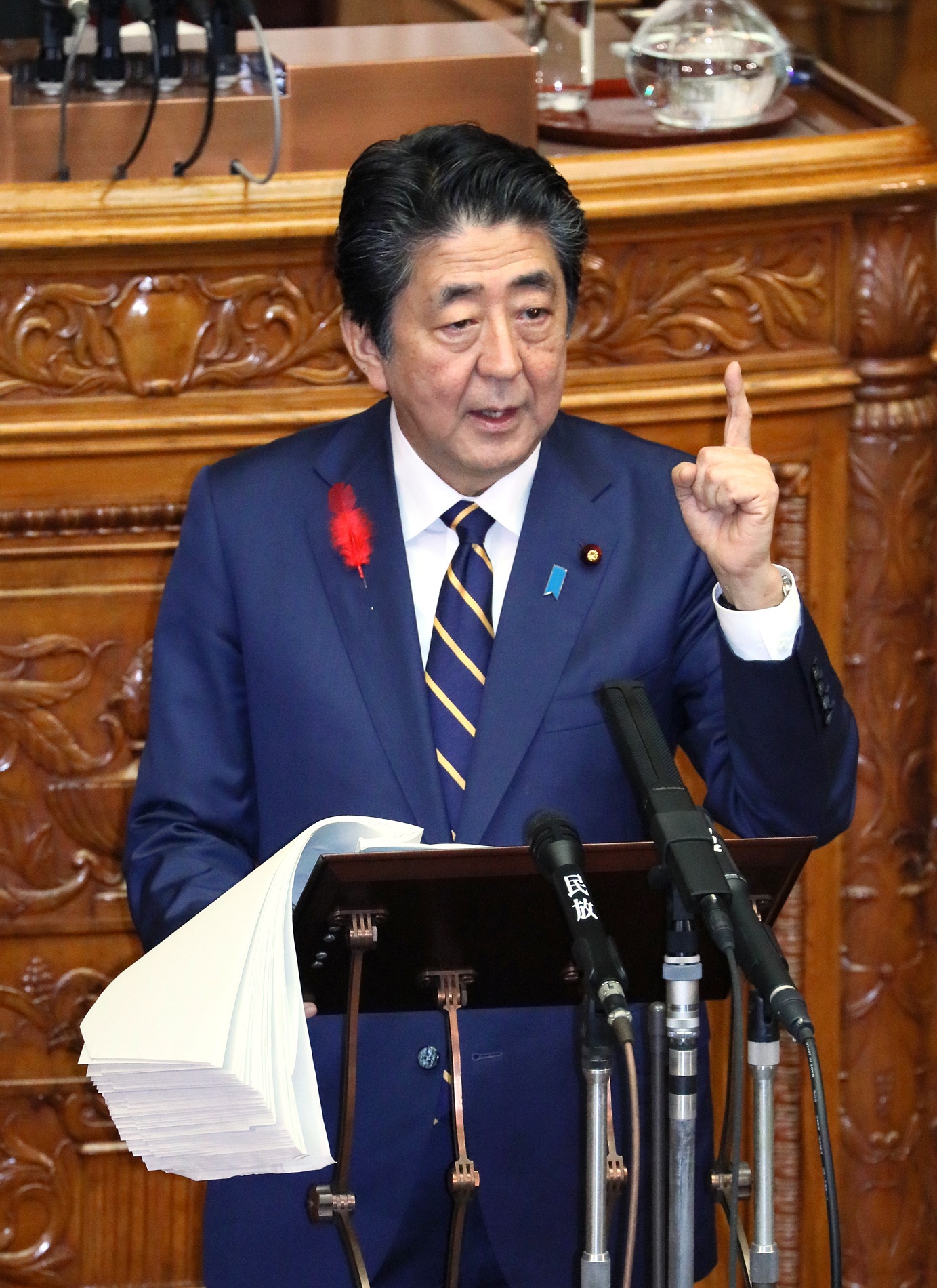 参議院本会議で所信表明演説を行う安倍総理８