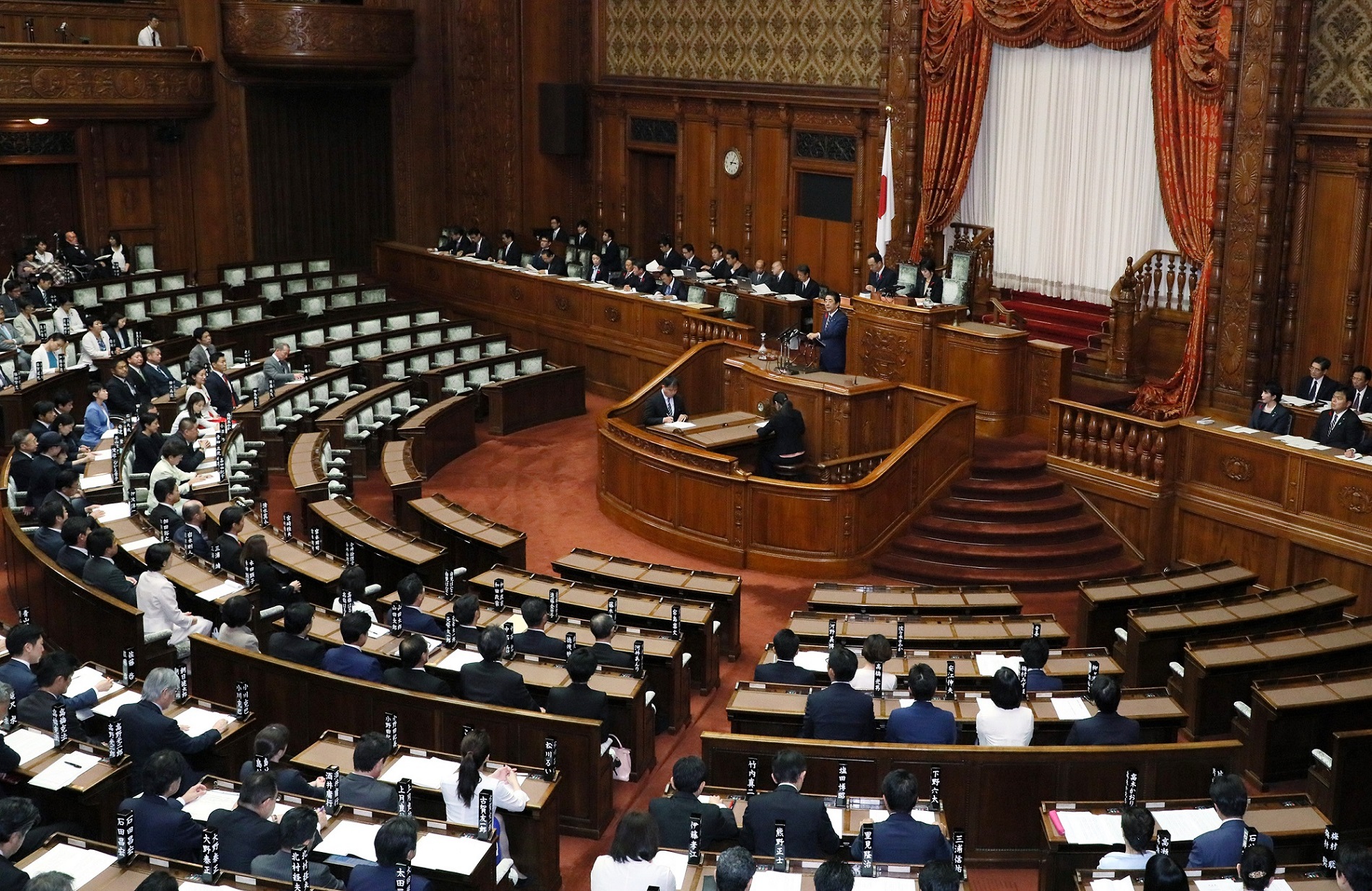 参議院本会議で所信表明演説を行う安倍総理9