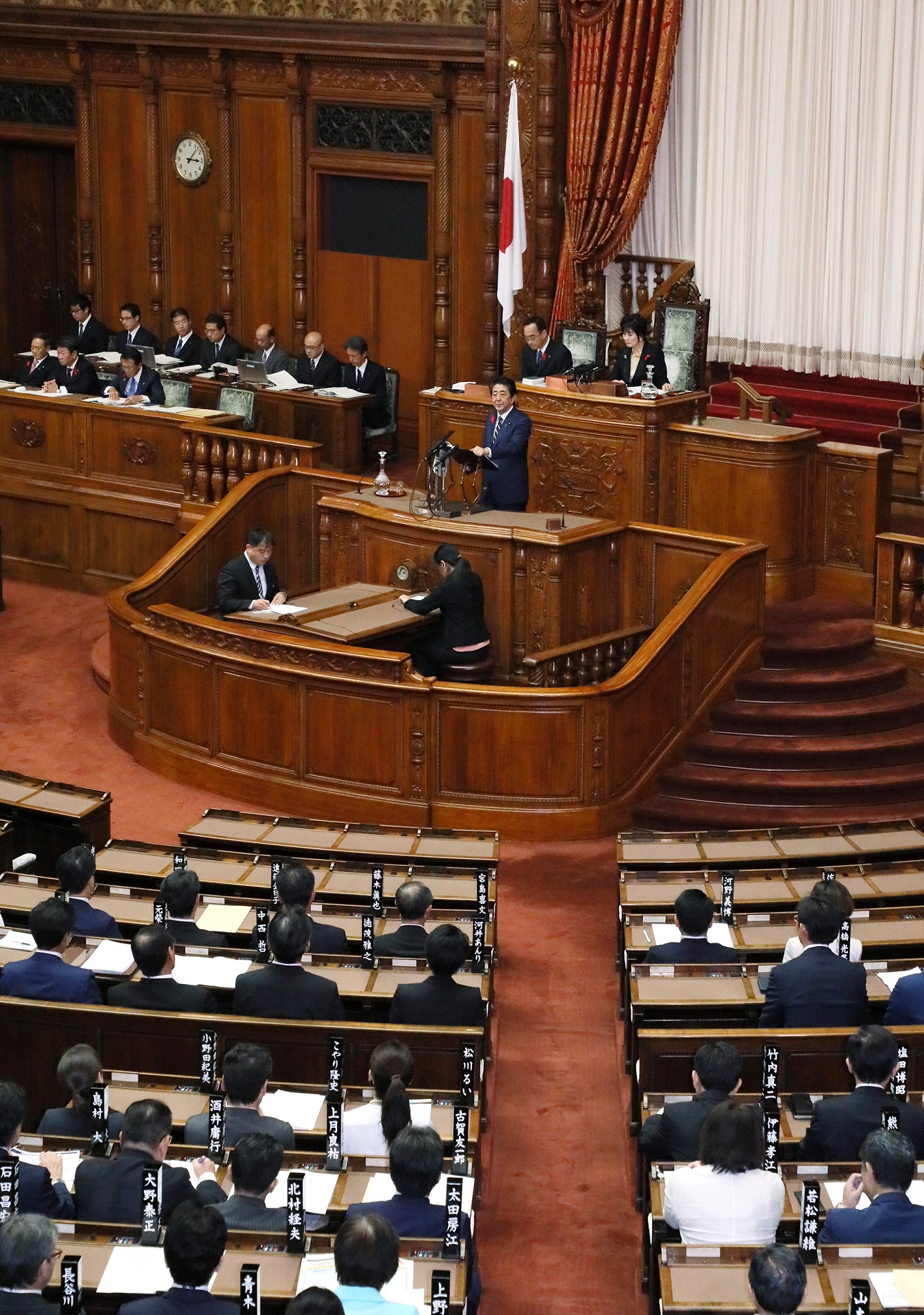 参議院本会議で所信表明演説を行う安倍総理10