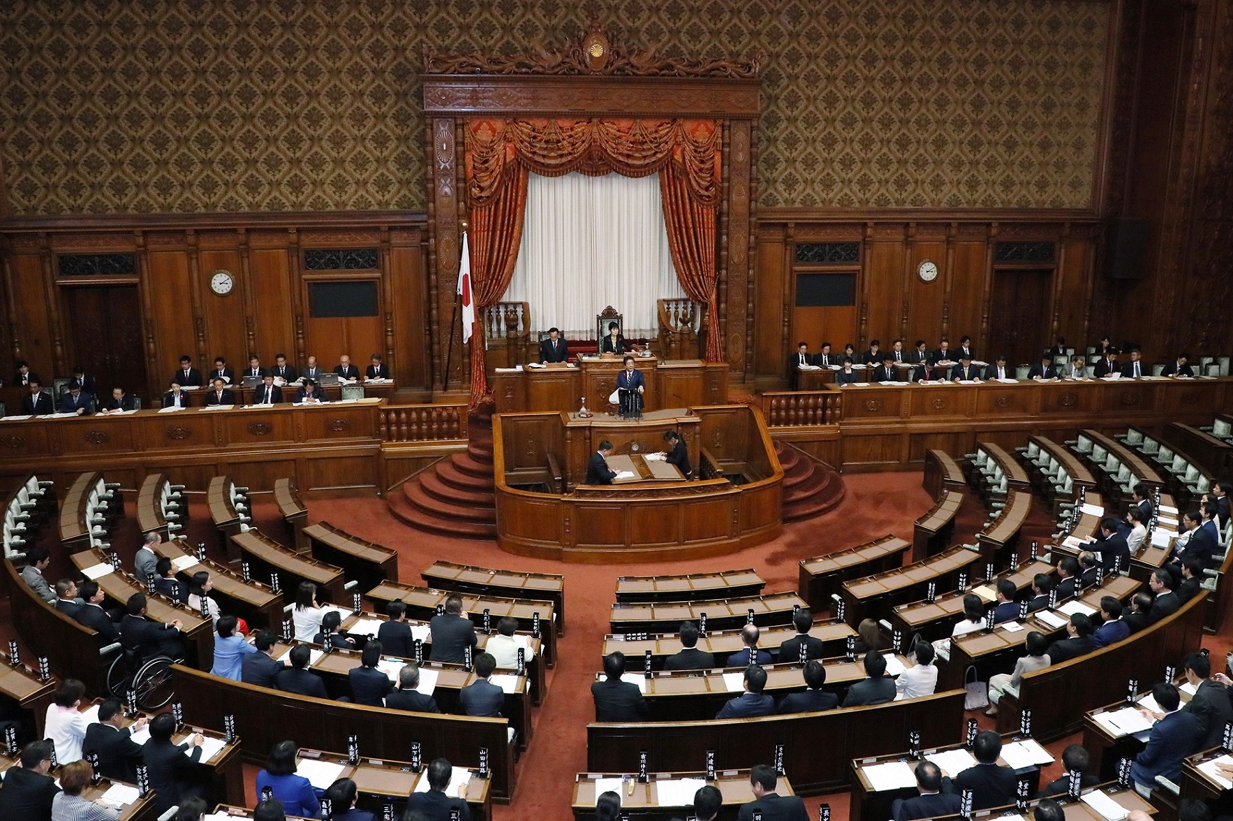 参議院本会議で所信表明演説を行う安倍総理１１