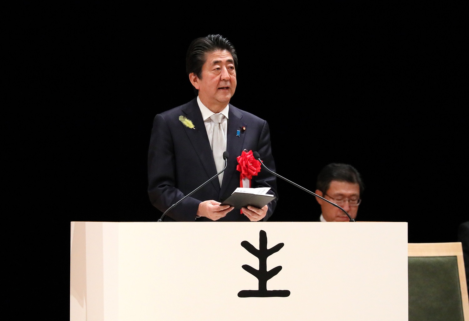 祝辞を述べる安倍総理１