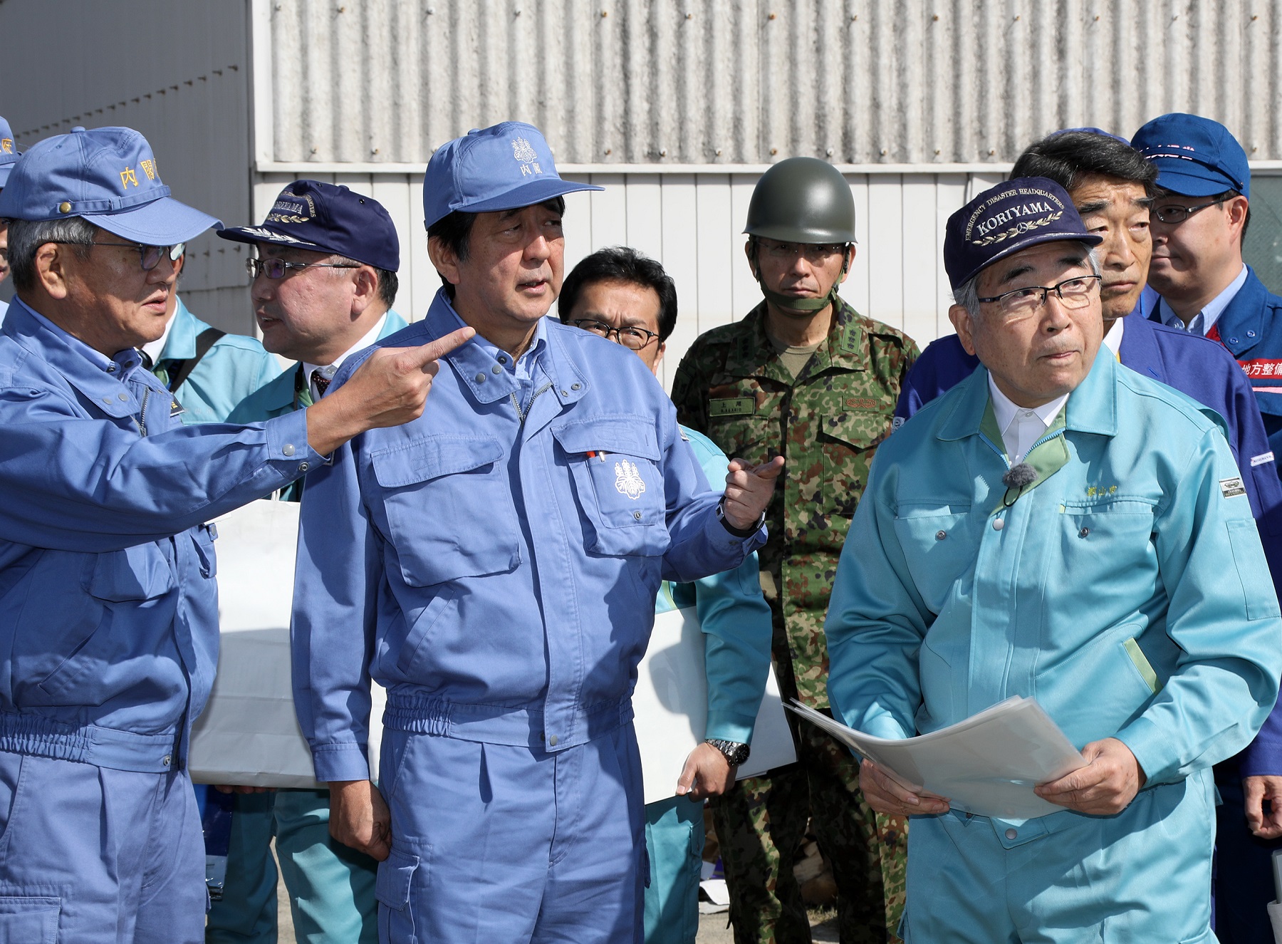 福島県郡山市の被災現場を視察する安倍総理