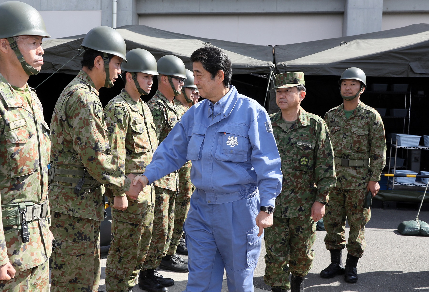 福島県郡山市の避難所を視察する安倍総理４