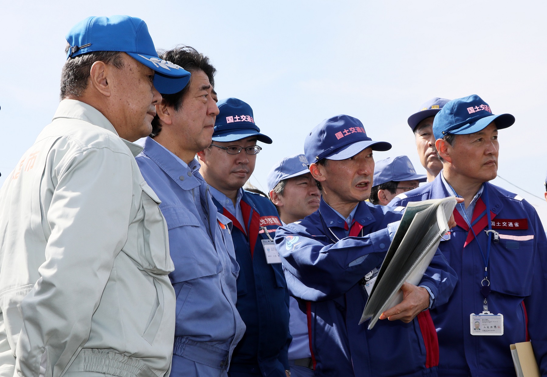 福島県本宮市の浸水被害現場を視察する安倍総理３