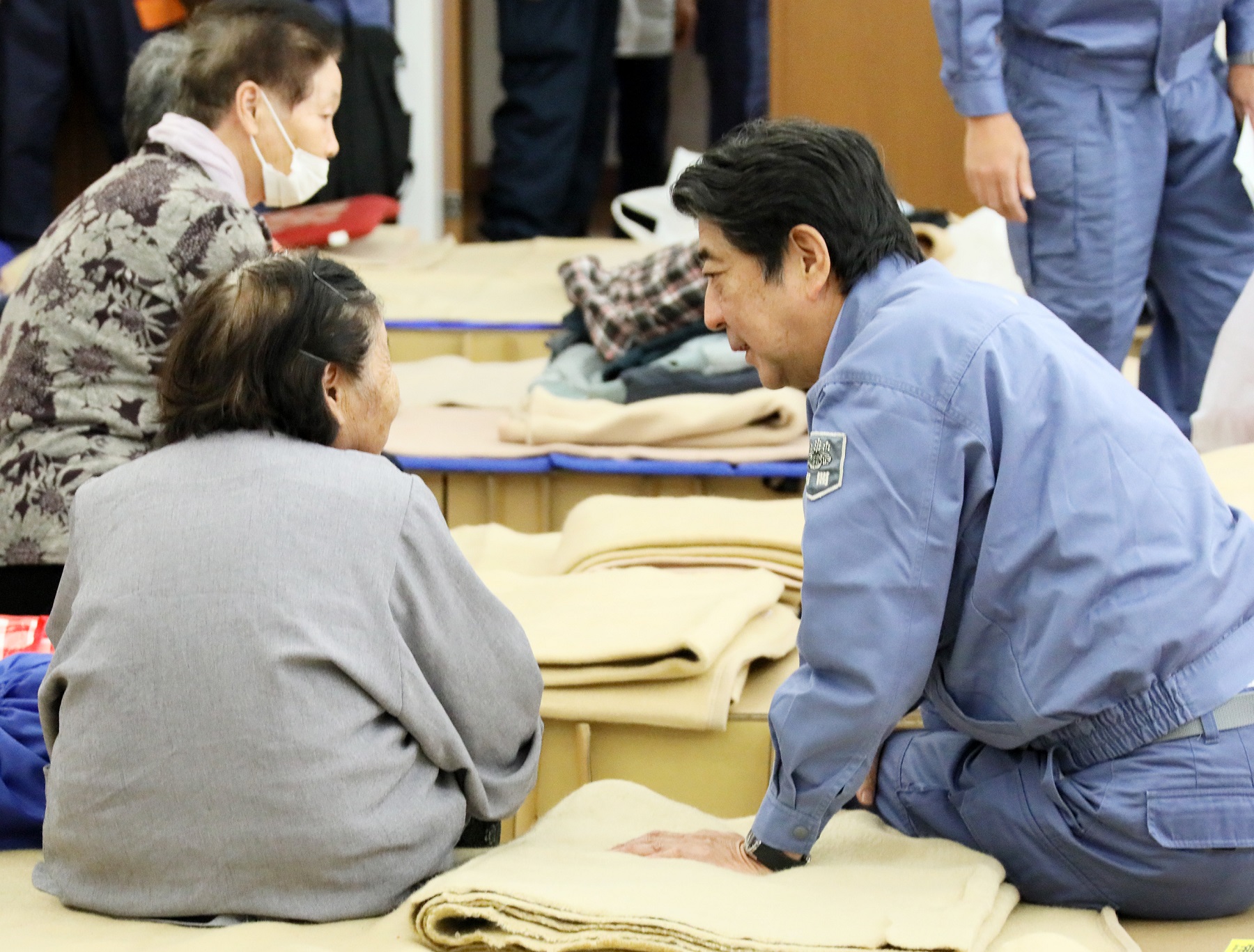 宮城県丸森町の避難所を視察する安倍総理２